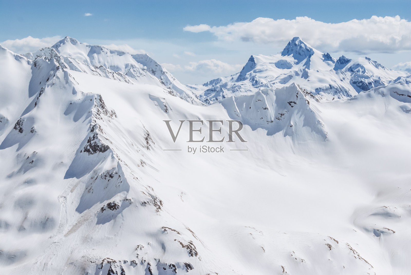 雪山。美丽的风景和雪白的岩石。厄尔布鲁士山顶上的景色照片摄影图片