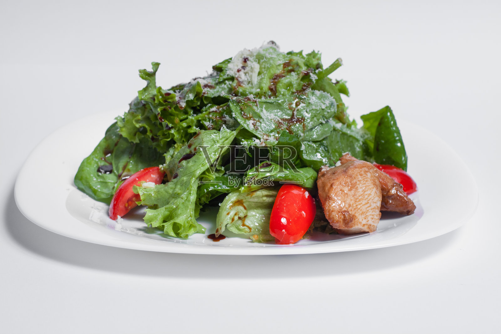 绿色新鲜沙拉，培根和番茄分离照片摄影图片