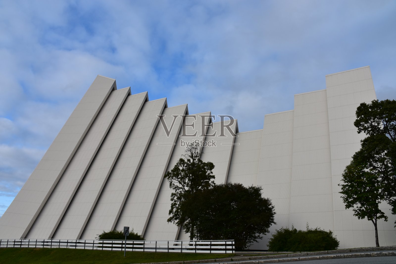 挪威特罗姆瑟的北极大教堂的侧视图照片摄影图片