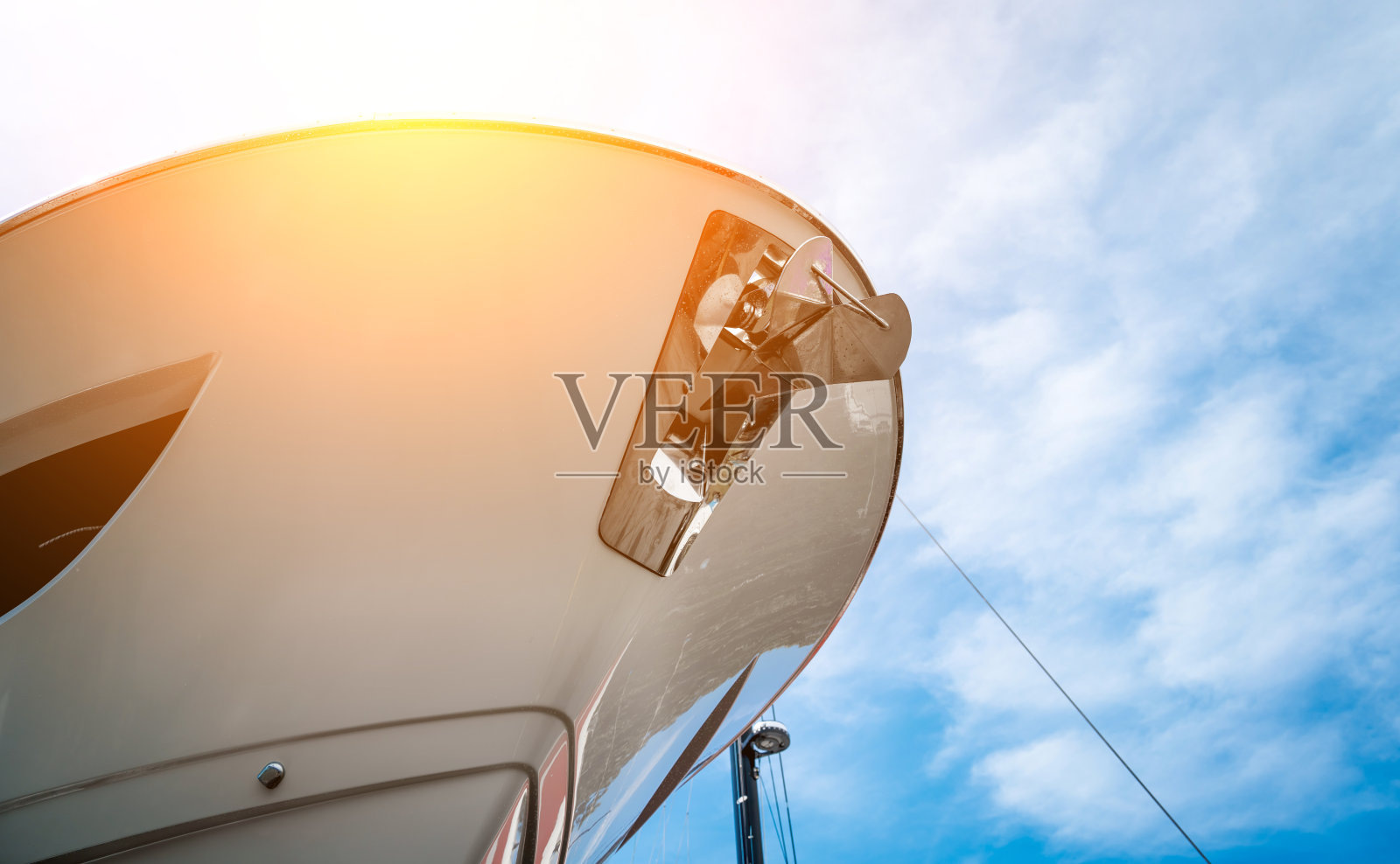 摩托艇停泊在干船坞进行维修和服务照片摄影图片