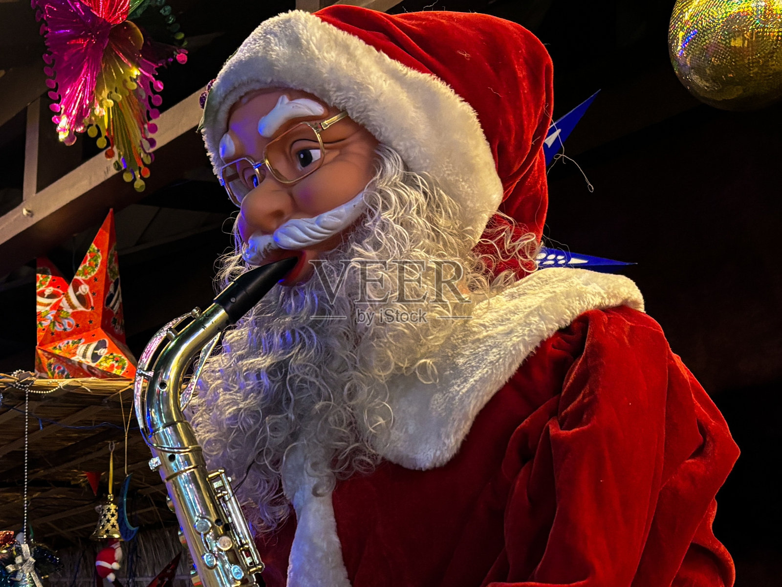 2023年12月23日，克什米尔中部斯利那加地区的家庭天主教堂在圣诞节前夕装饰。照片摄影图片