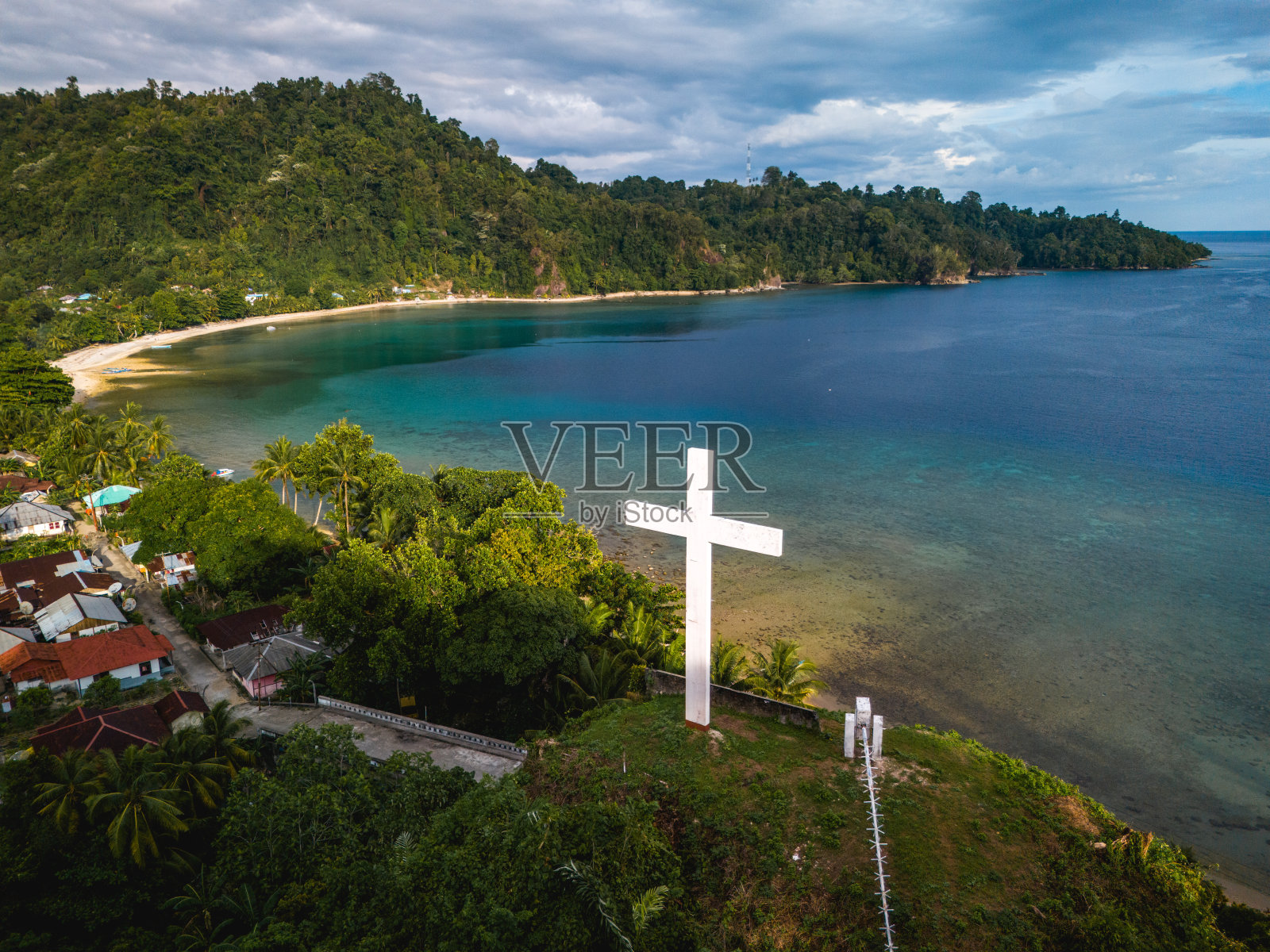 马鲁古中部春陆岛的阿波鲁村照片摄影图片