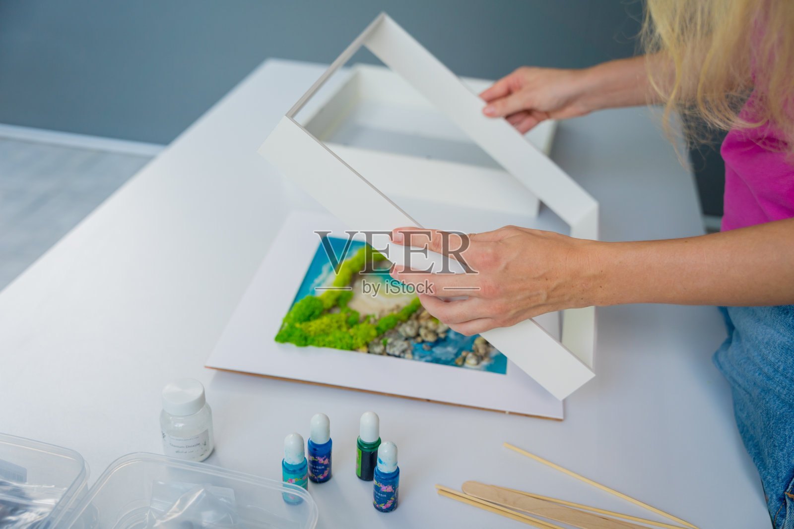 用环氧树脂、天然石头和苔藓制作艺术装饰的过程照片摄影图片