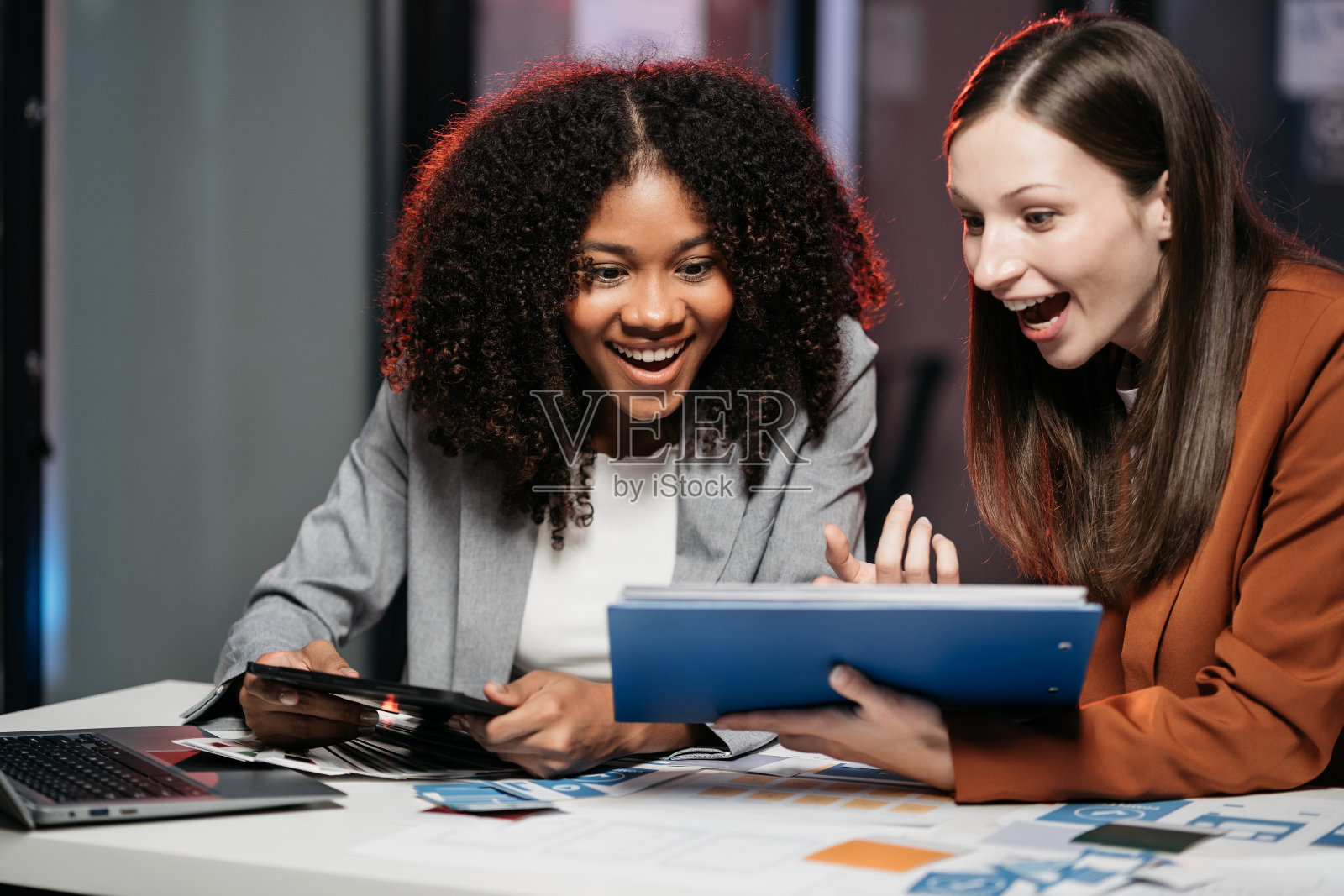 创意团队网页设计师在灯光下完成团队策划应用，分析项目。照片摄影图片