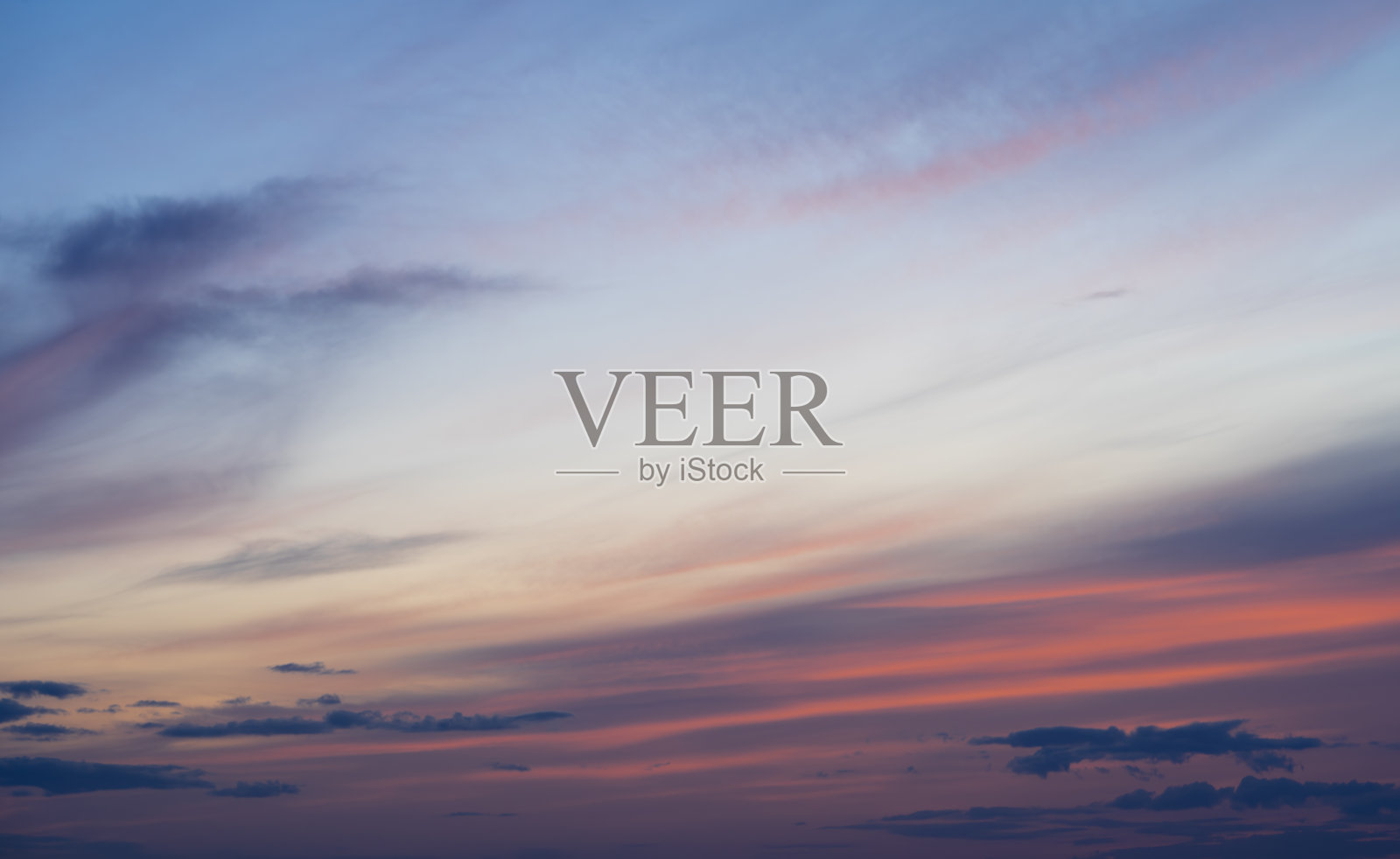 戏剧性的暗忧郁的蓝色和粉红色日落天空。自然背景照片摄影图片