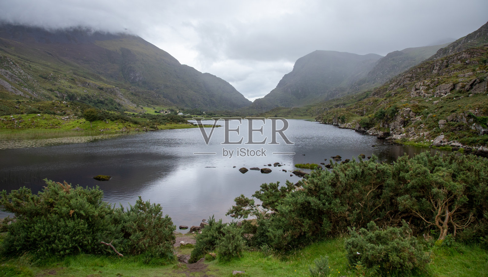 在爱尔兰克里郡的基拉尼国家公园，沿着邓洛峡谷的黑湖倒影照片摄影图片