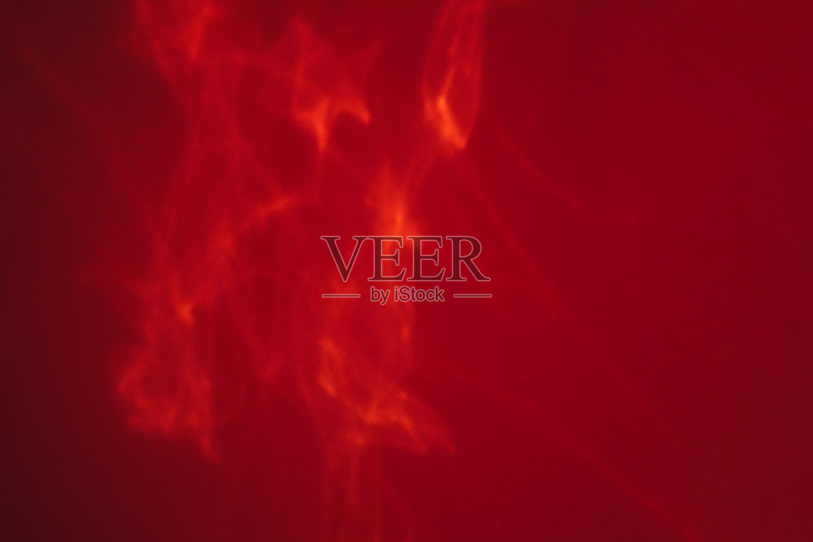 抽象模糊的红色背景，背景与太阳反射。阳光的腐蚀作用。充满阳光的空旷空间照片摄影图片