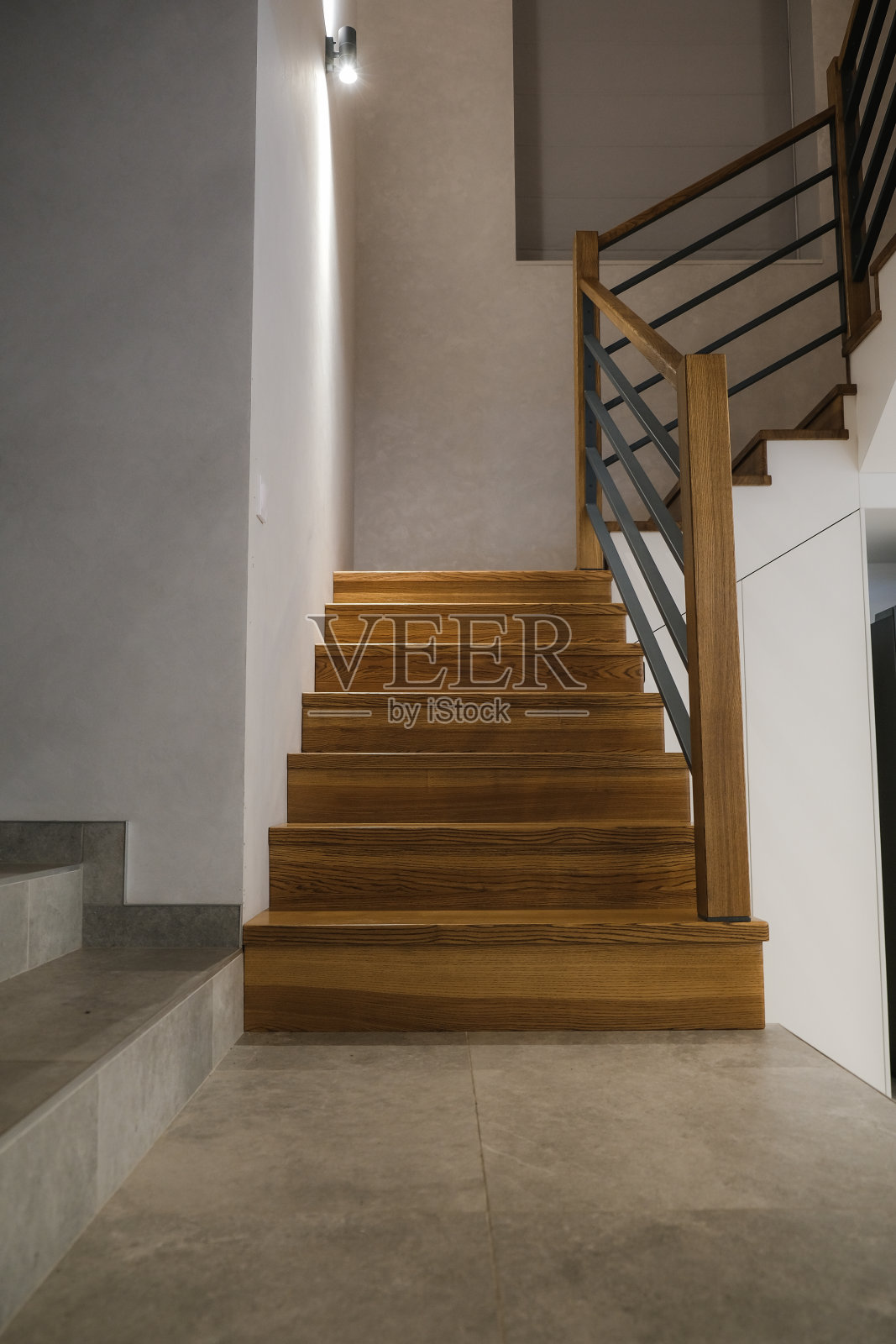 现代住宅的楼梯。木制楼梯。照片摄影图片