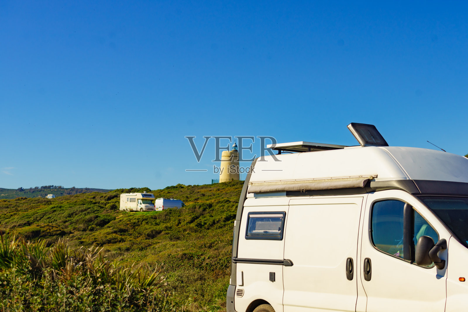 西班牙海岸上的商队，靠近卡伯内拉灯塔照片摄影图片