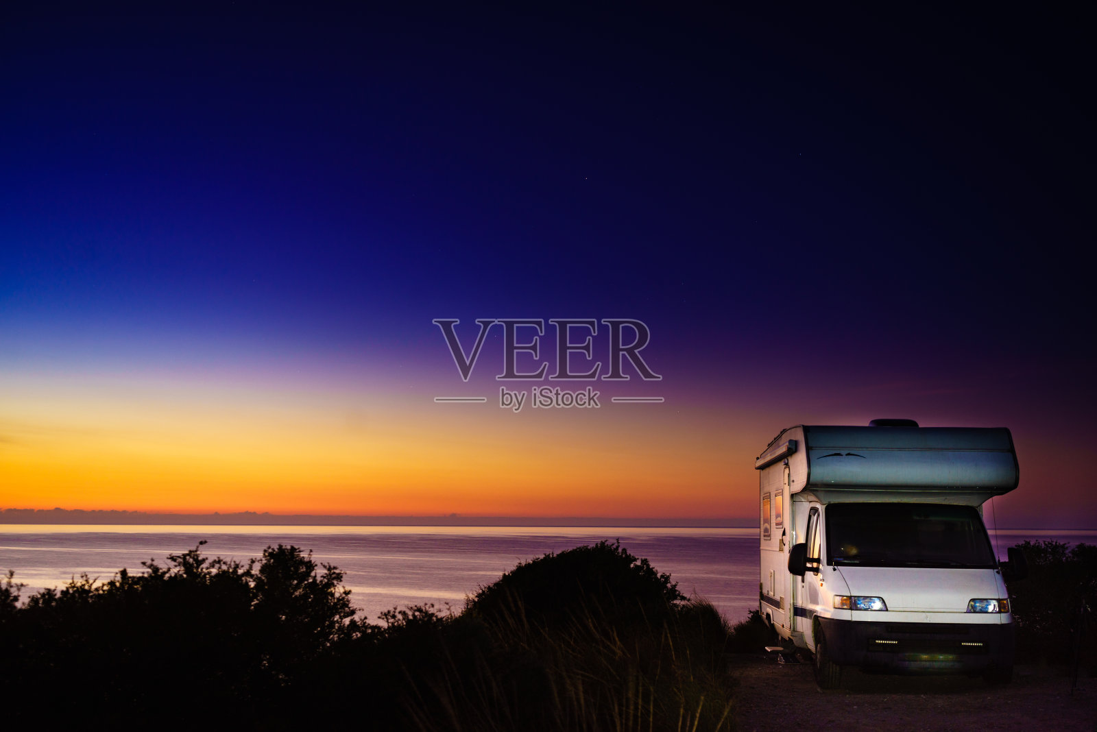 黎明时分的海边露营车照片摄影图片