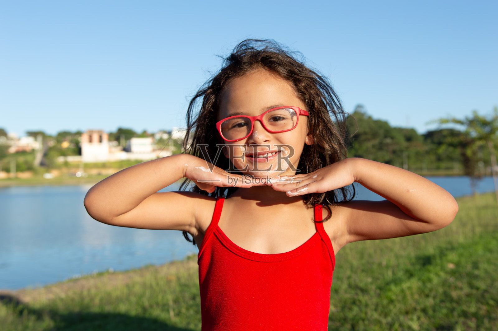 穿着红色衣服的儿童照片摄影图片