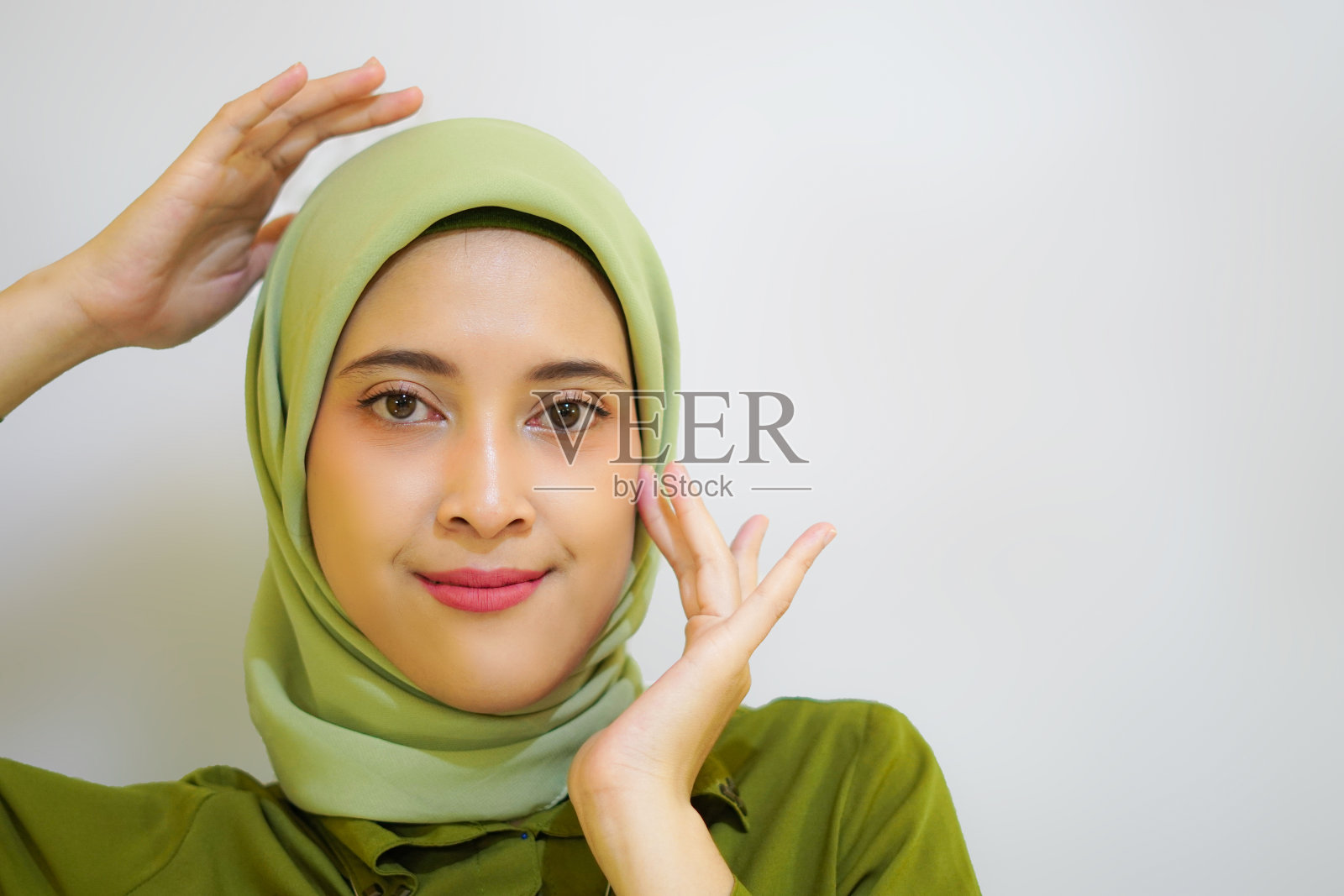年轻的穆斯林妇女穿着绿色服装模型概念照片摄影图片
