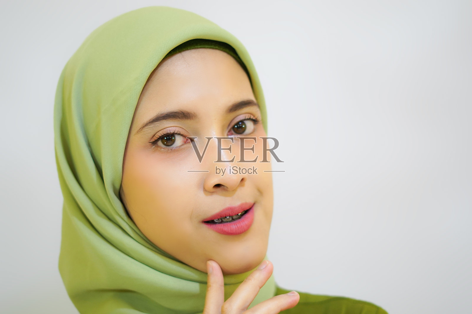 年轻的穆斯林妇女穿着绿色服装模型概念照片摄影图片