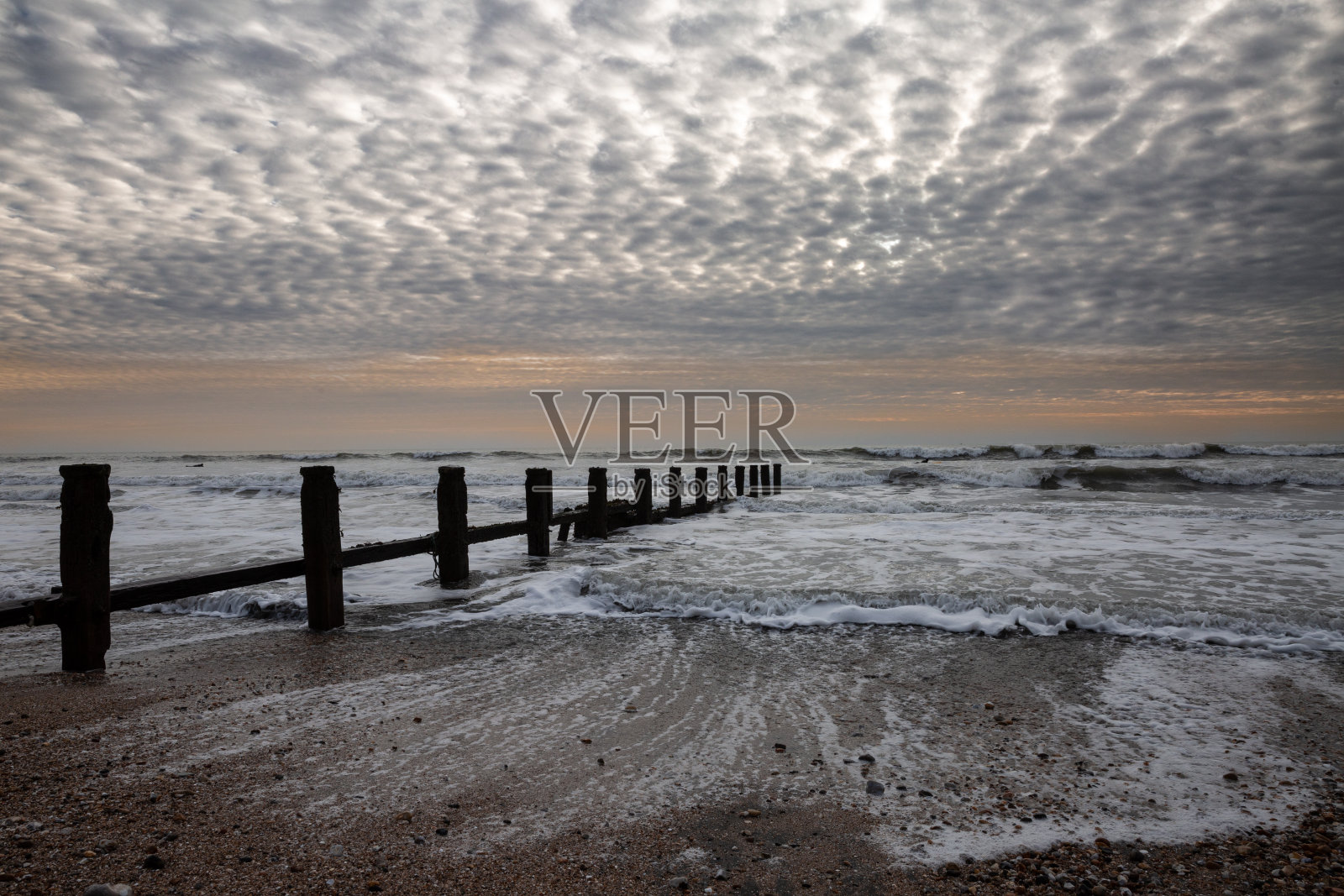 西萨塞克斯郡东维特林海滩上的天空引人注目。照片摄影图片