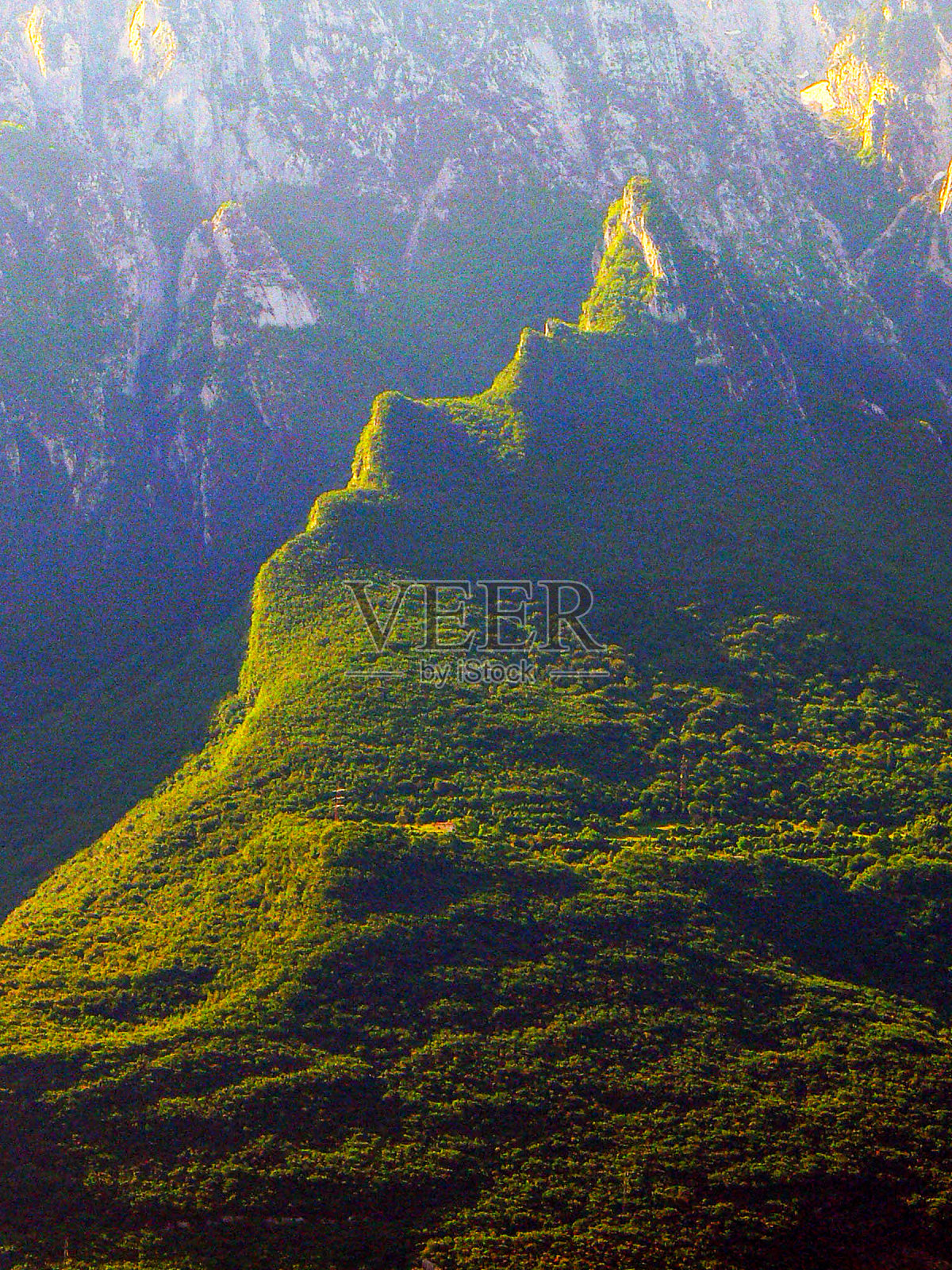 加尔达湖上的蒙特巴尔多山脉上露出的绿色岩石照片摄影图片