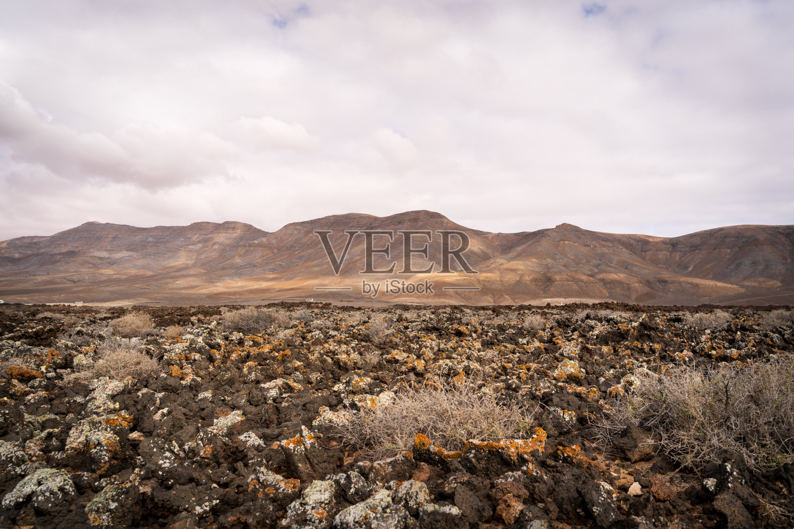 富埃特文图拉山景观与阿塔拉伊塔村遗址，安提瓜，西班牙照片摄影图片