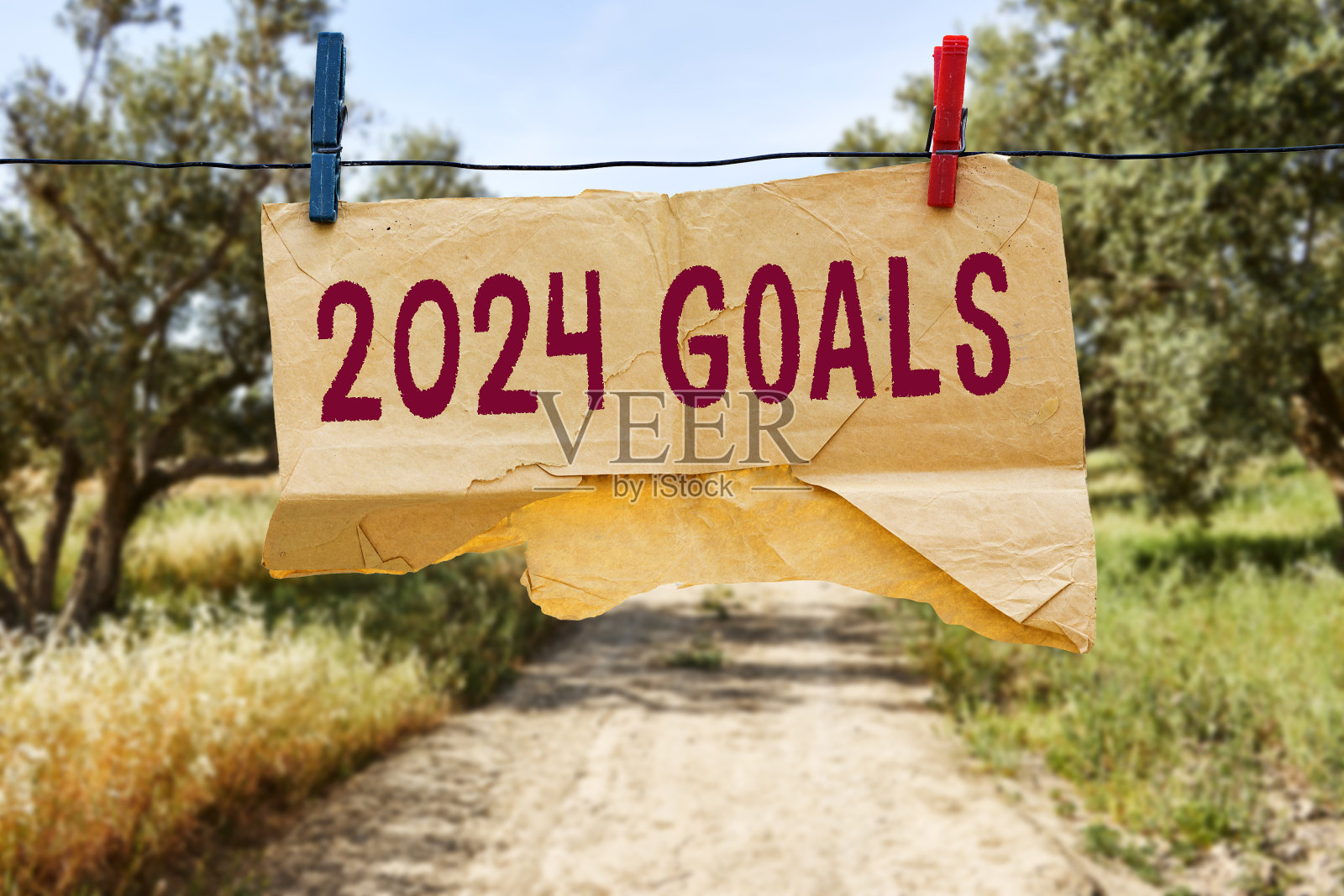 橄榄球场附近挂着写有2024年进球的撕信封照片摄影图片