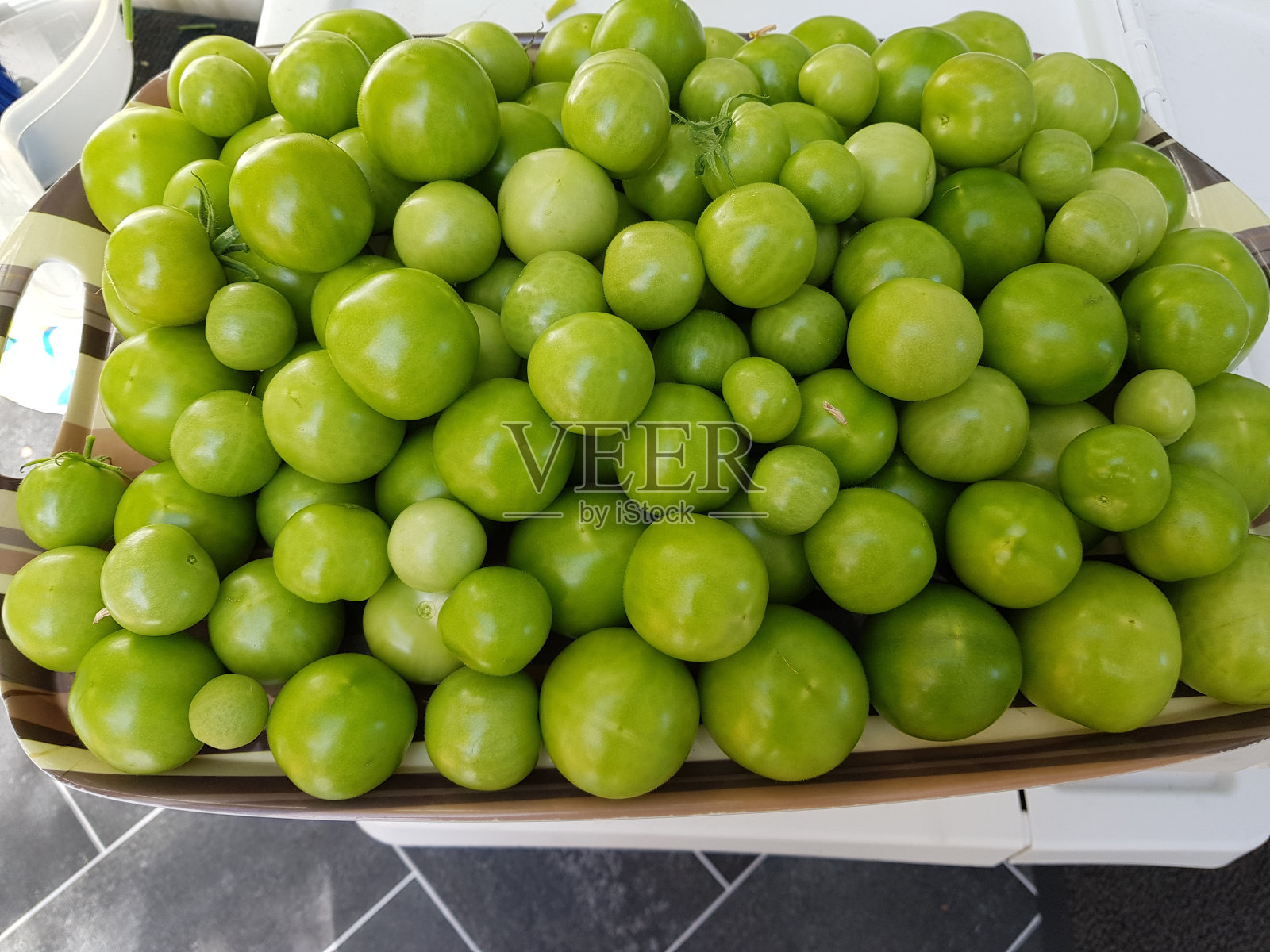 托盘上的新鲜绿番茄，苏格兰，英格兰，英国，格拉斯哥照片摄影图片