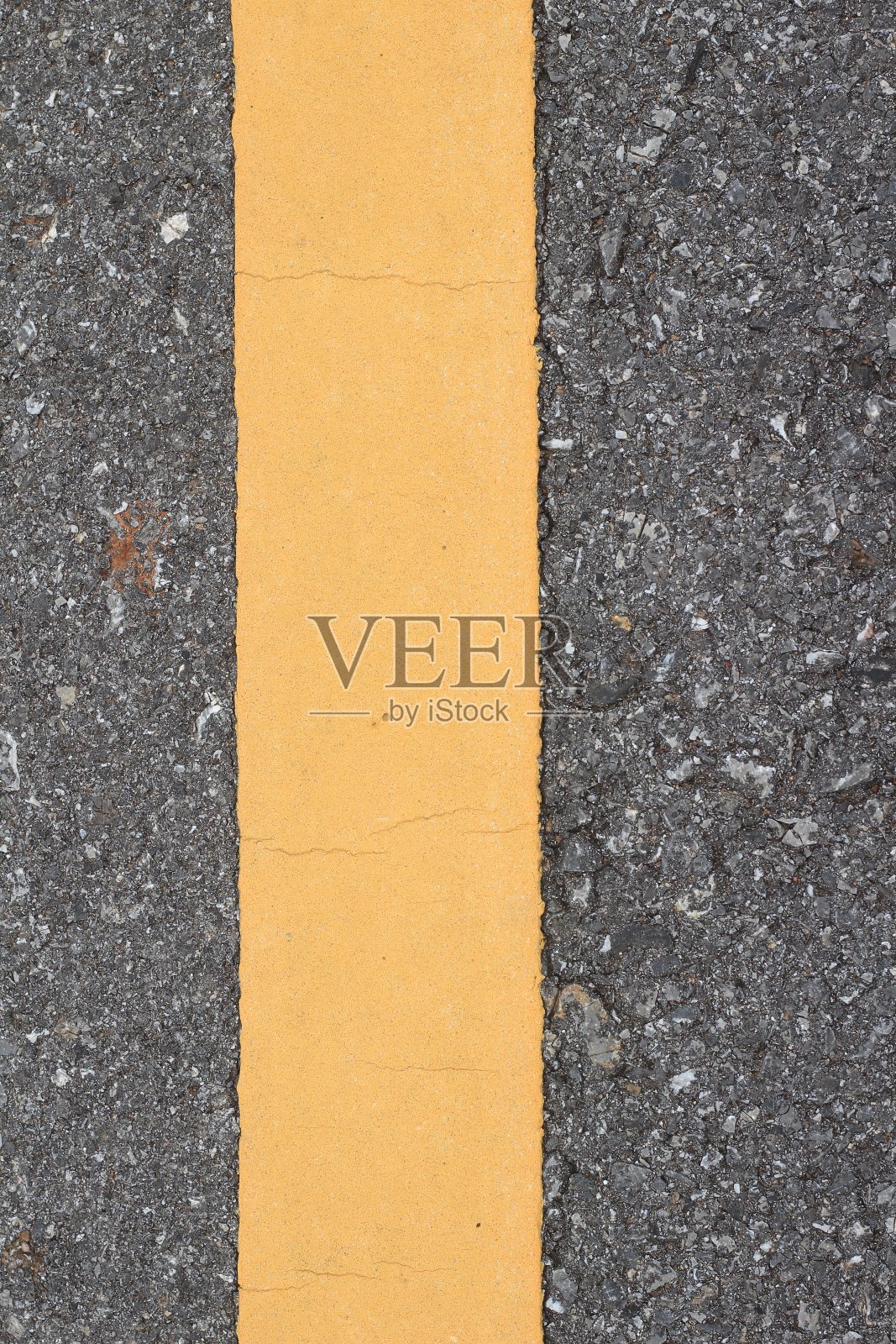 柏油路上的黄线。照片摄影图片