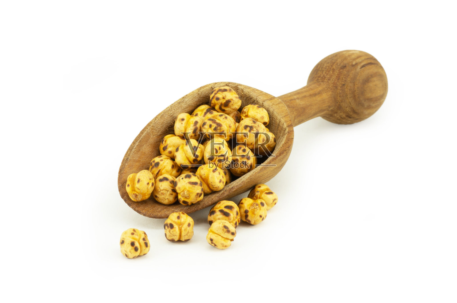 烤黄鹰嘴豆分离在白底，传统的土耳其坚果，leblebi照片摄影图片