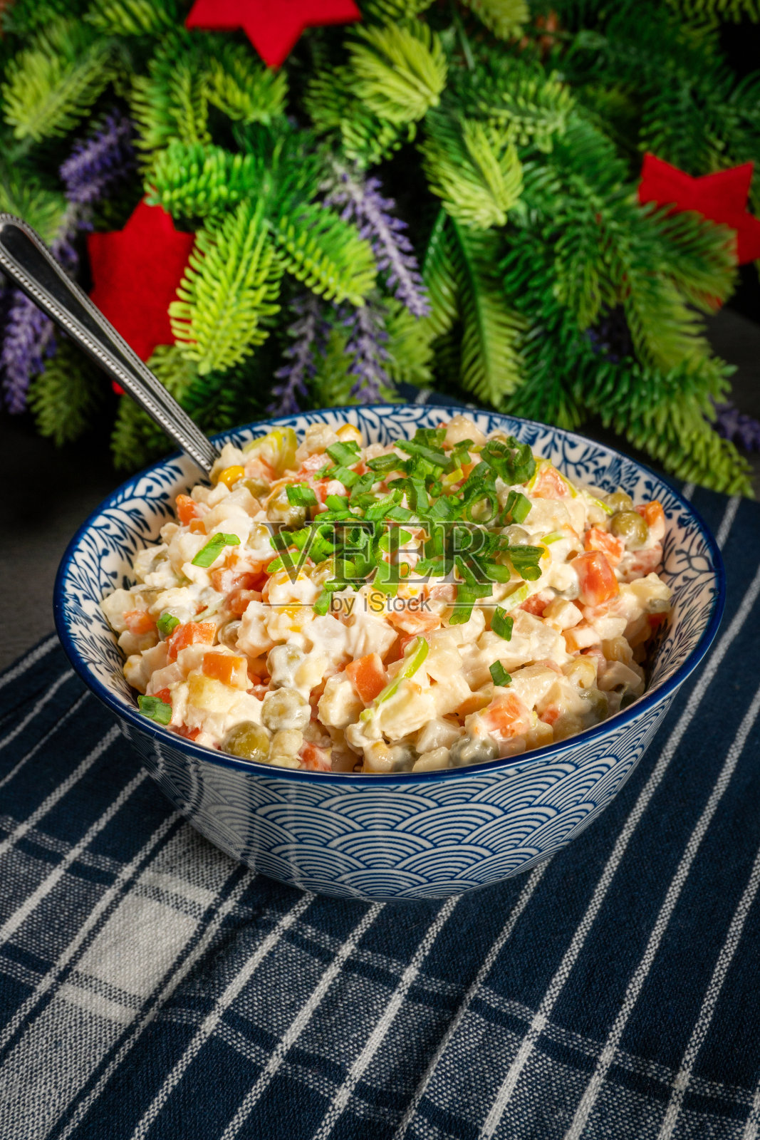 传统的奥利维尔沙拉配水煮蔬菜和蛋黄酱。照片摄影图片