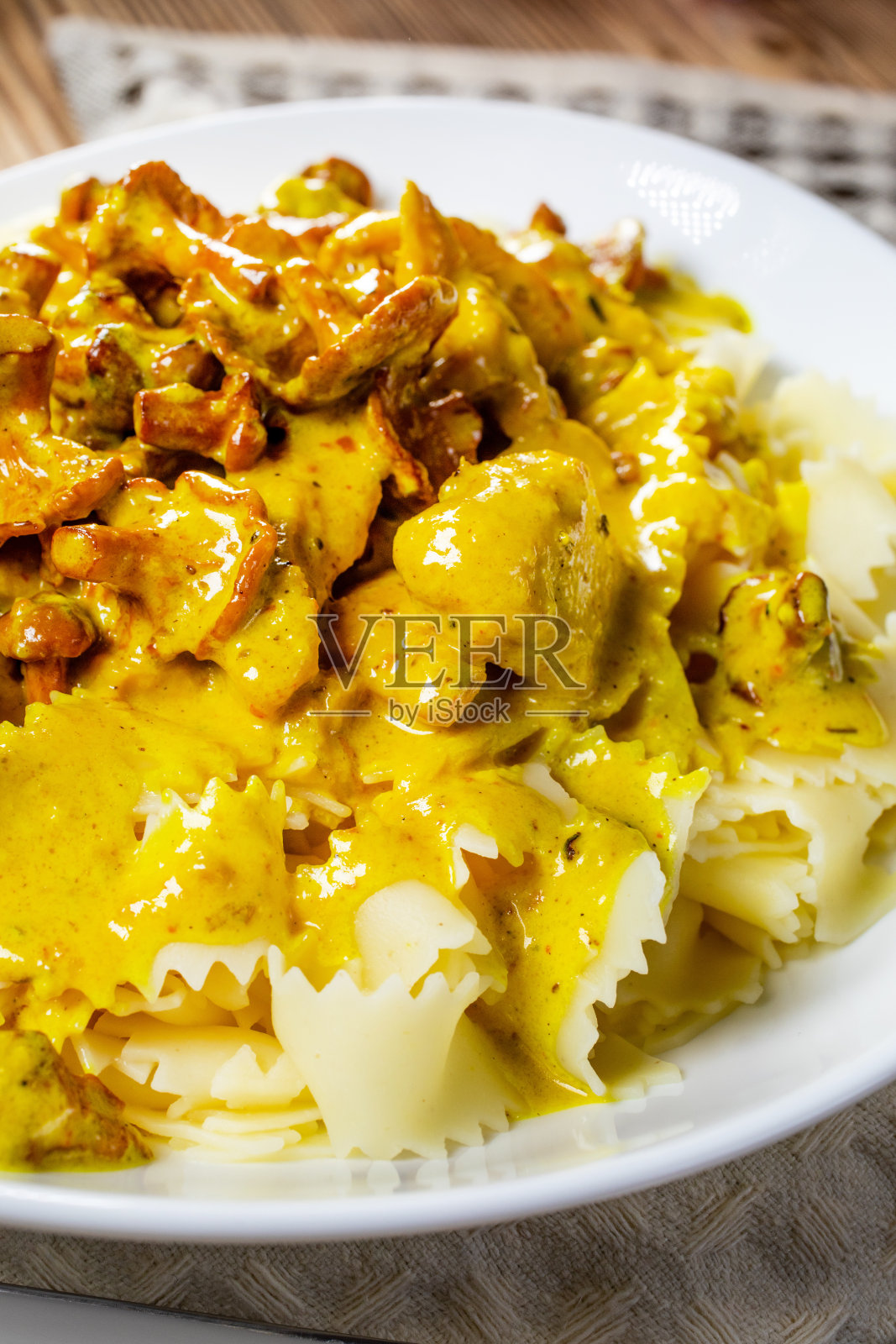 奶油鸡油菌汁炸鸡意面。照片摄影图片