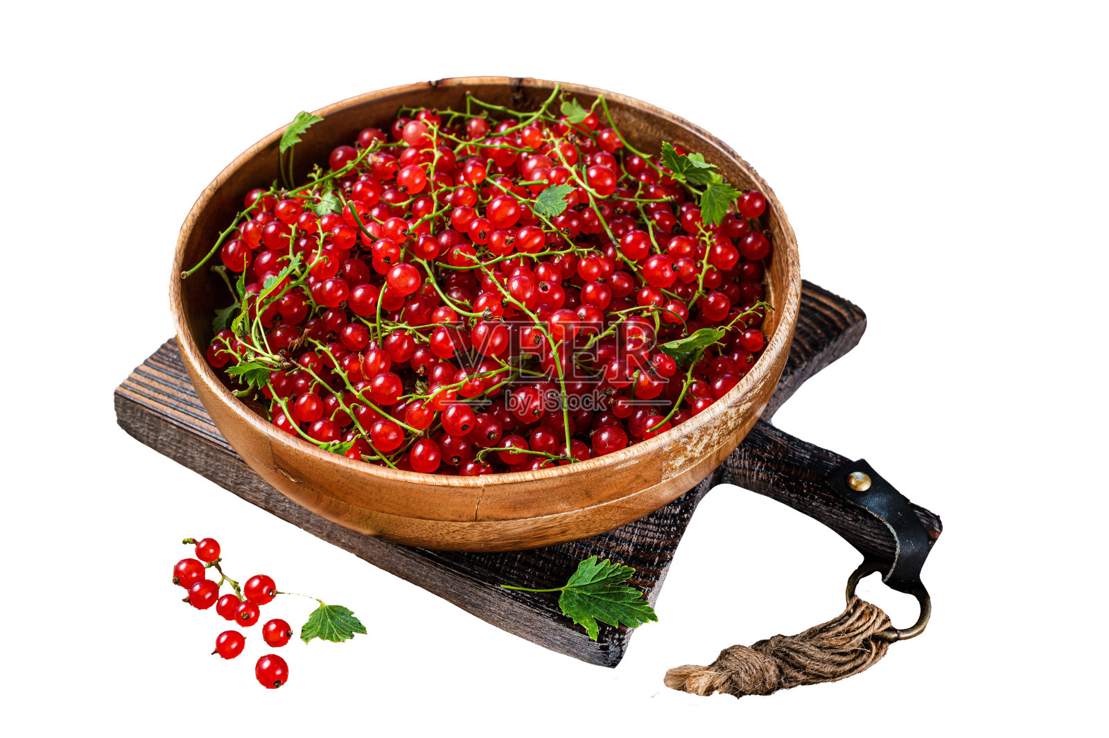 熟透的红醋栗浆果装在木盘里。孤立的白色背景，俯视图。照片摄影图片