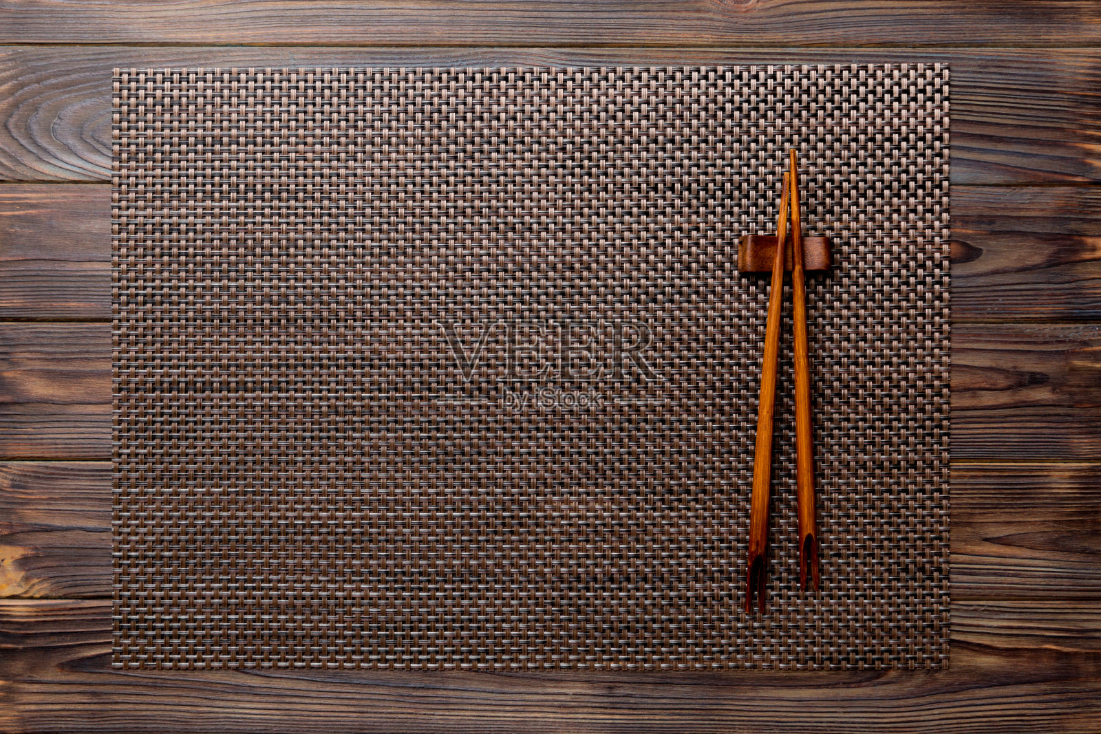两根筷子和木底竹席。俯视图，复制空间照片摄影图片