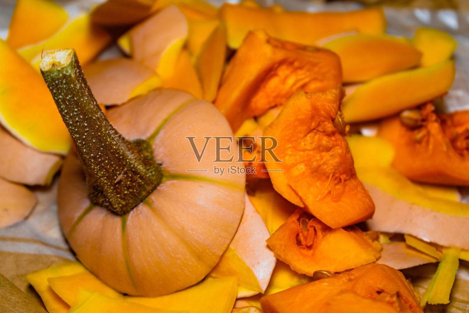 刚切好的去皮胡桃，去皮做堆肥照片摄影图片