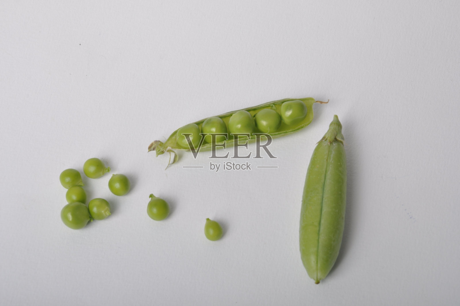 白色背景上的豌豆照片摄影图片
