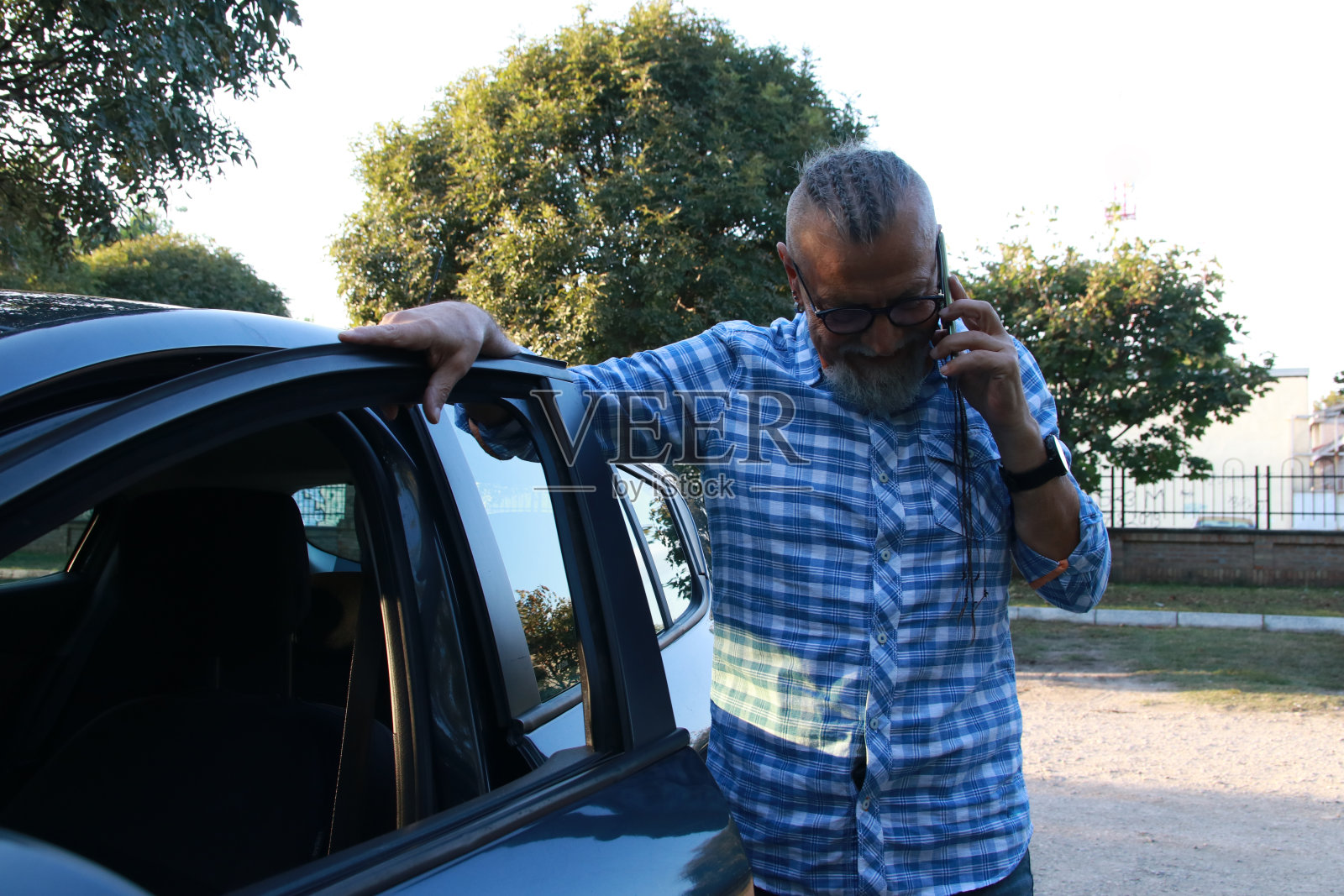 现代成熟的大胡子男人在使用手机照片摄影图片