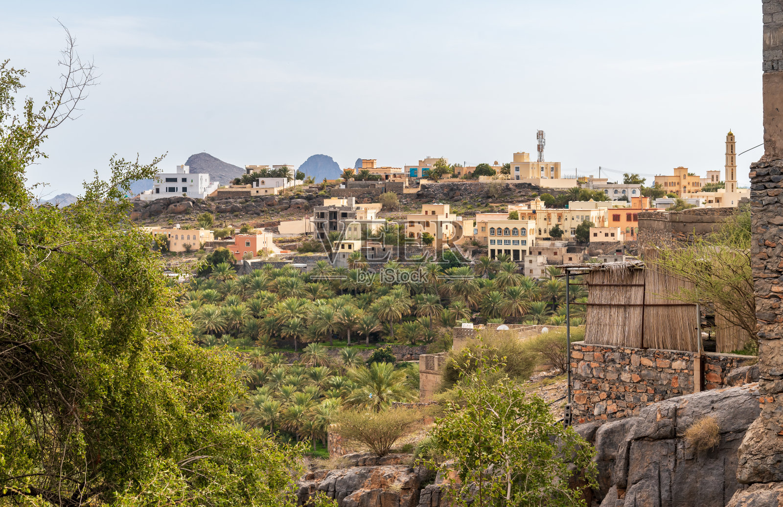 阿曼苏丹国的Misfat Al Abriyeen山村，周围环绕着椰枣树花园照片摄影图片