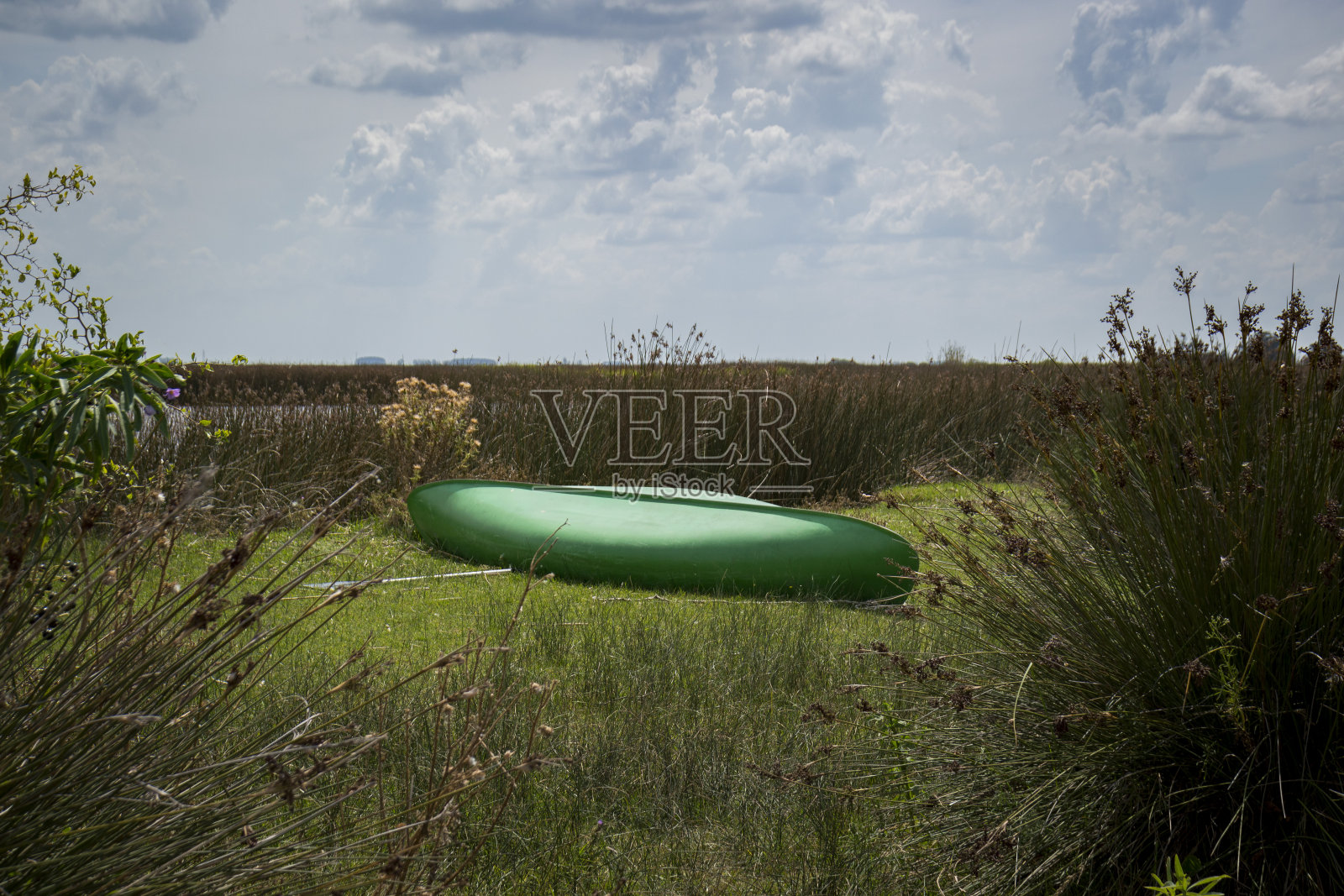 船驶出了湖照片摄影图片