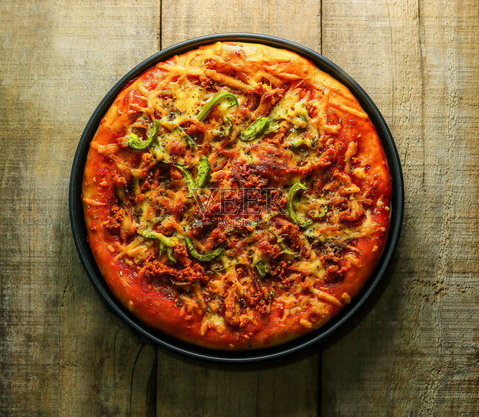 披萨肉酱以深色木材为背景。着色。有选择性的重点照片摄影图片