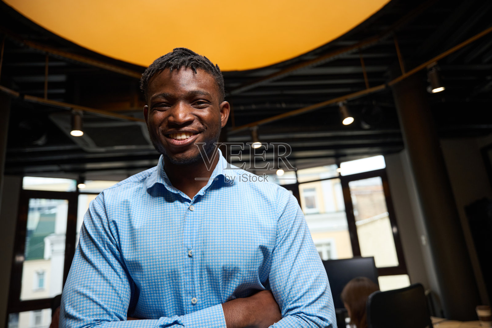 发型时髦的男人看着镜头真诚地笑着照片摄影图片
