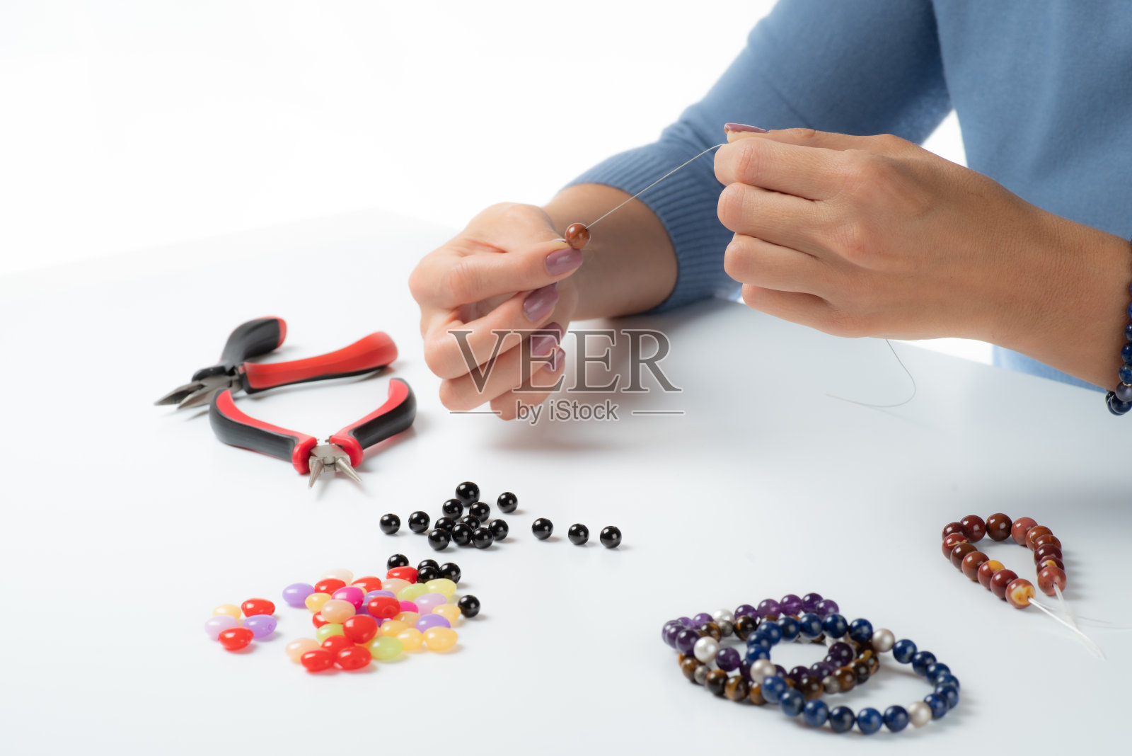 珠宝。用彩色珠子做手镯。照片摄影图片