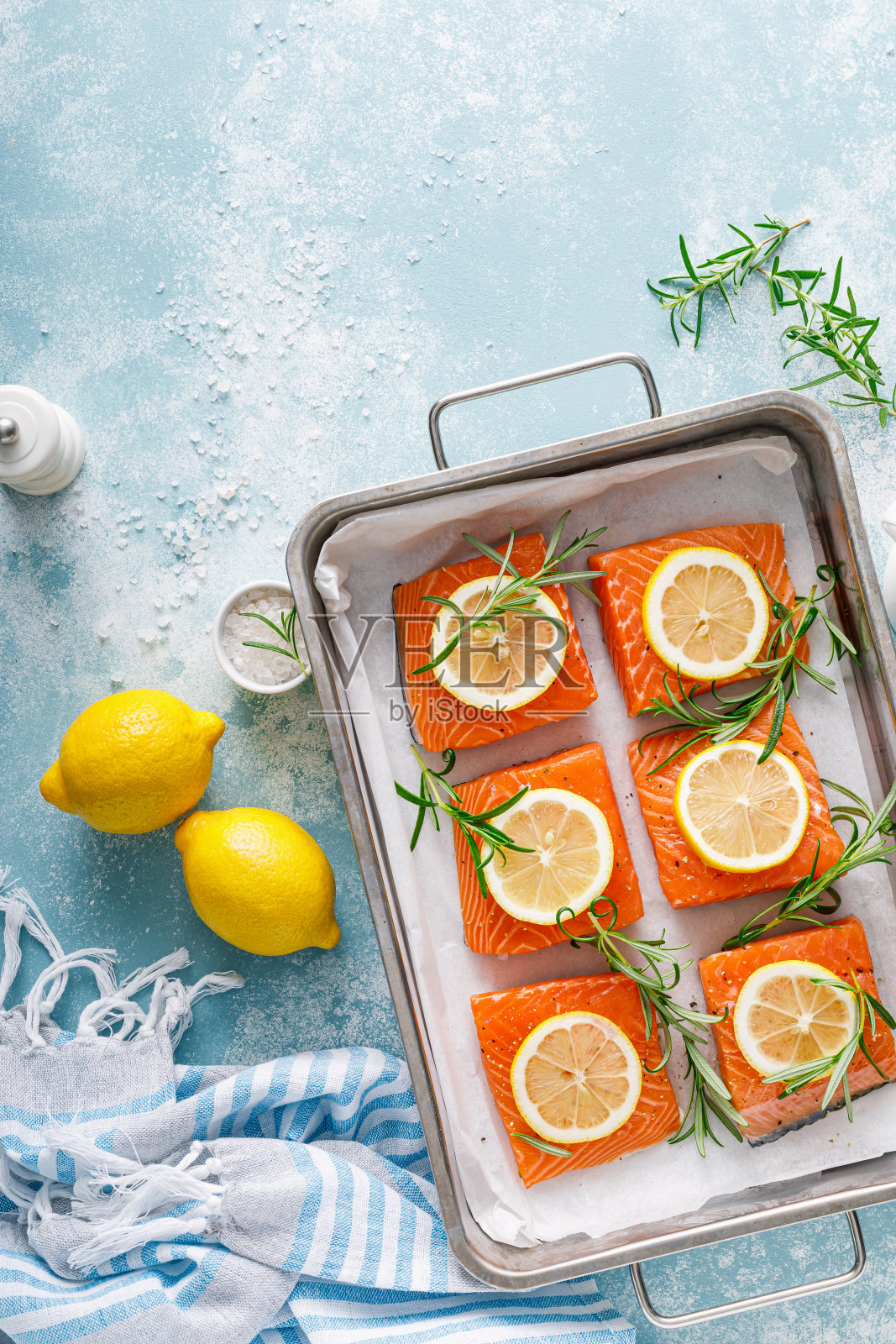 鲑鱼。新鲜的生鲑鱼鱼片，加上烹饪原料，迷迭香和柠檬，俯视图照片摄影图片