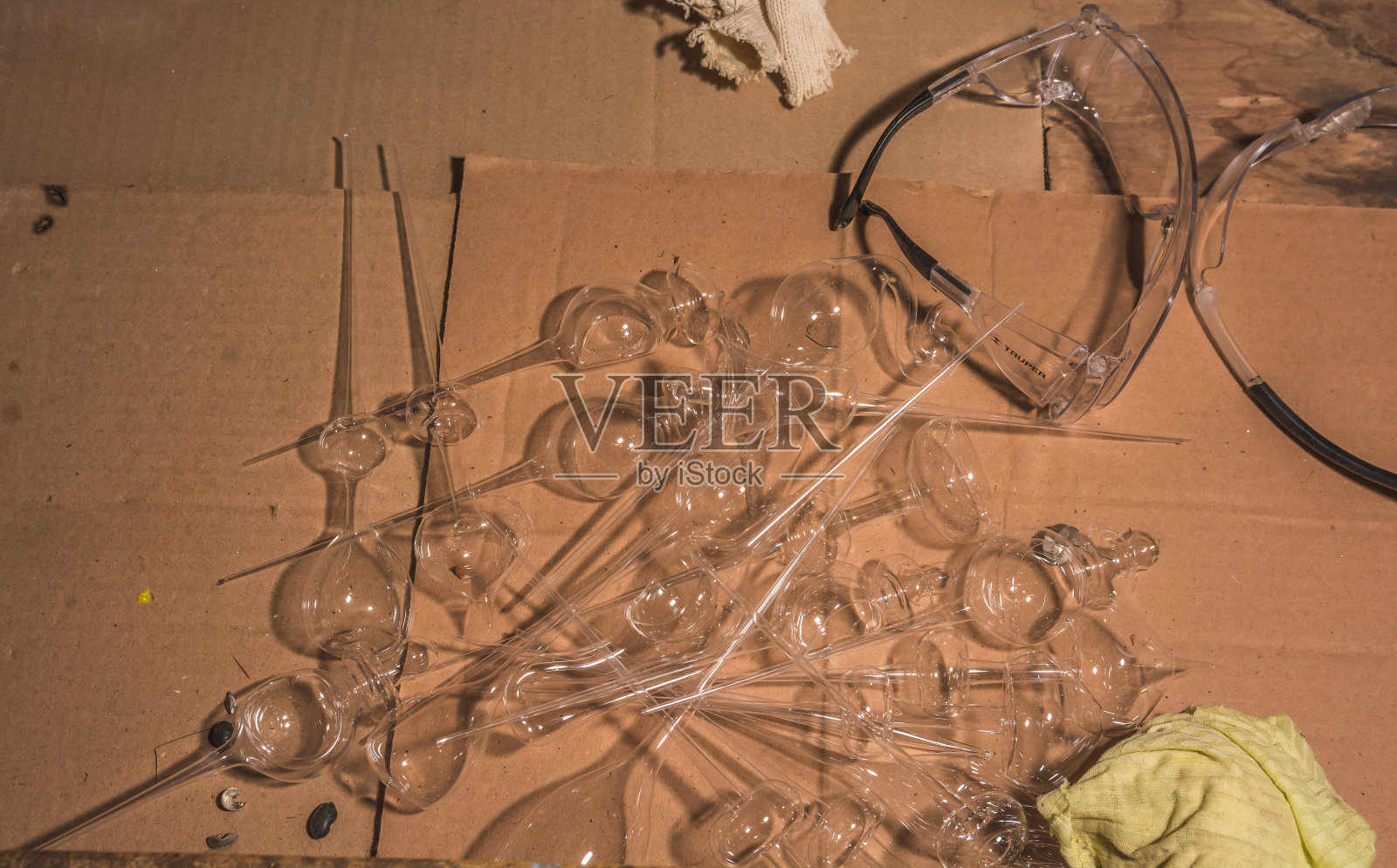 工匠准备玻璃球充气，塑造和装饰。照片摄影图片