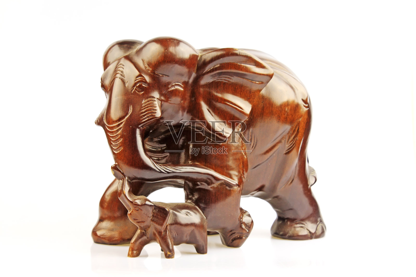 白色背景上的大象雕塑照片摄影图片