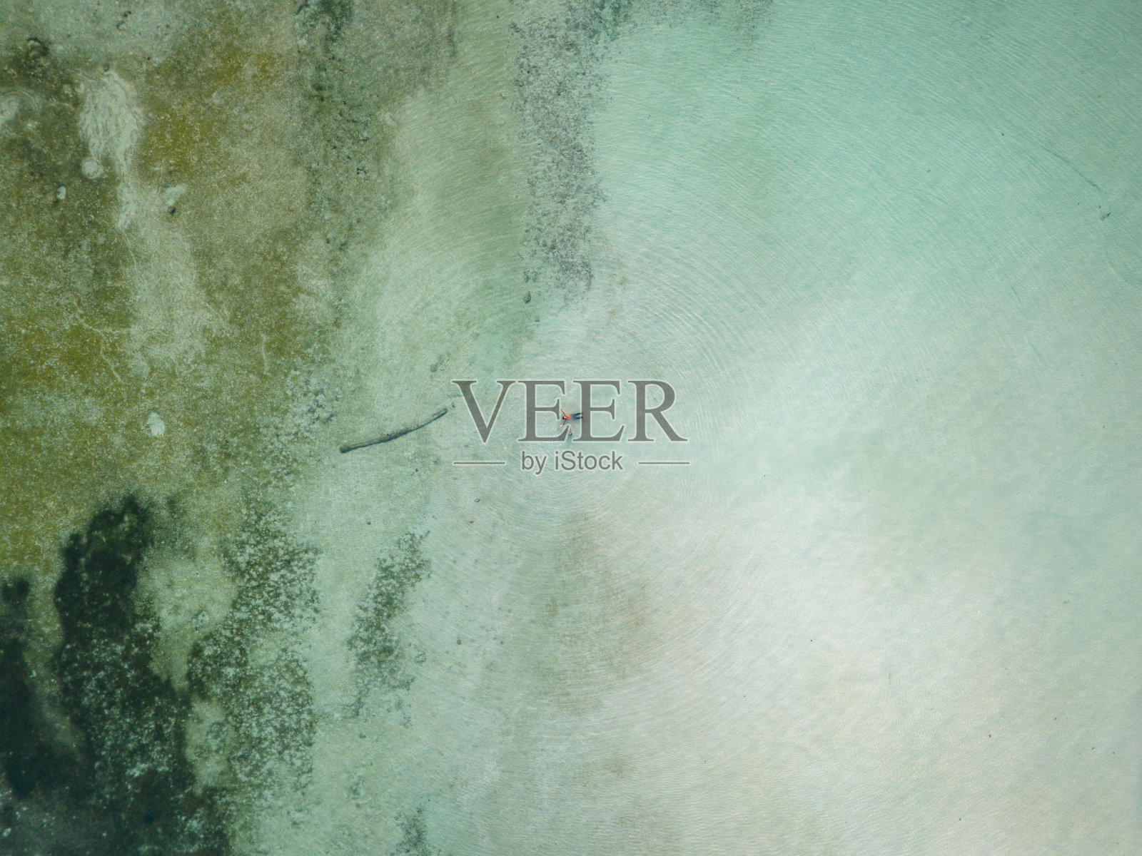 印尼马鲁古中部春陆岛阿波鲁村的奈拉海滩照片摄影图片