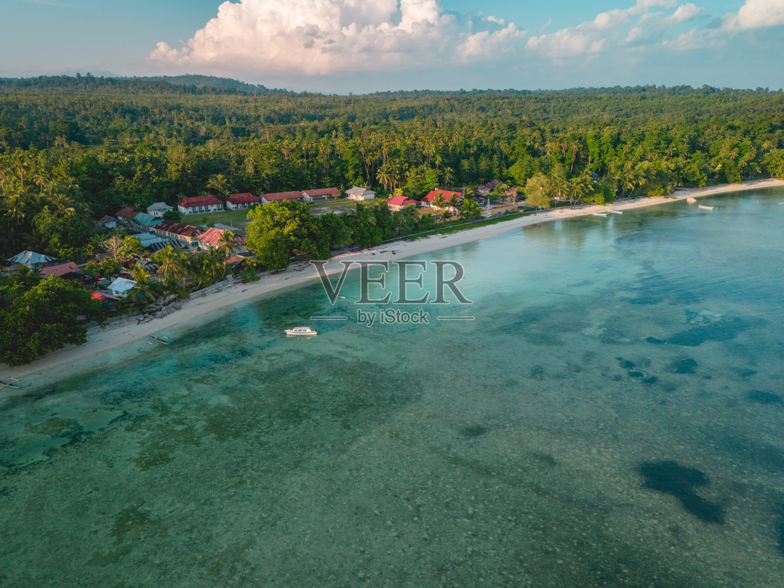 印尼马鲁古中部春陆岛阿波鲁村的奈拉海滩照片摄影图片