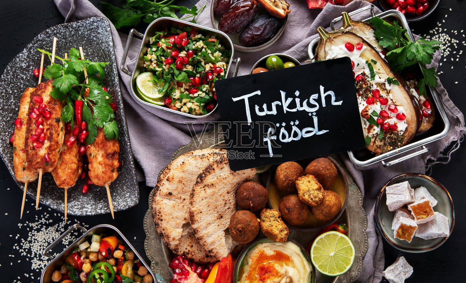 中东或阿拉伯不同的菜肴黑色背景。美味传统美食理念照片摄影图片