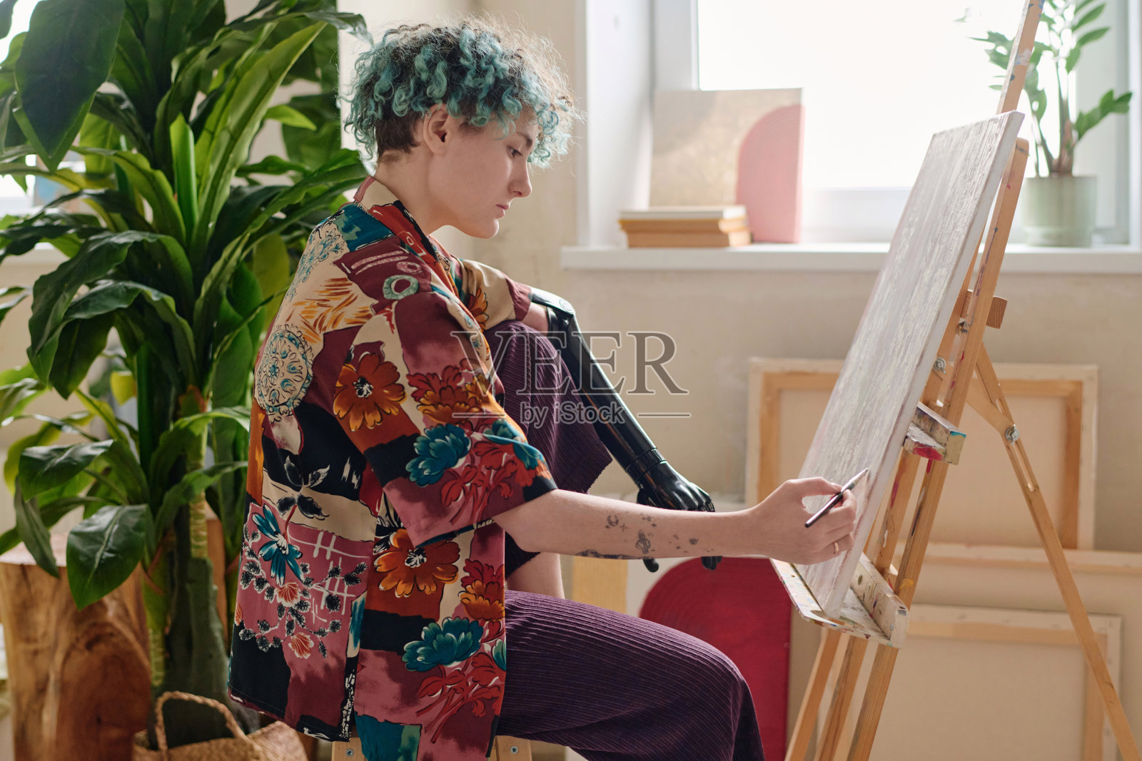 天才女孩在画布上画画照片摄影图片