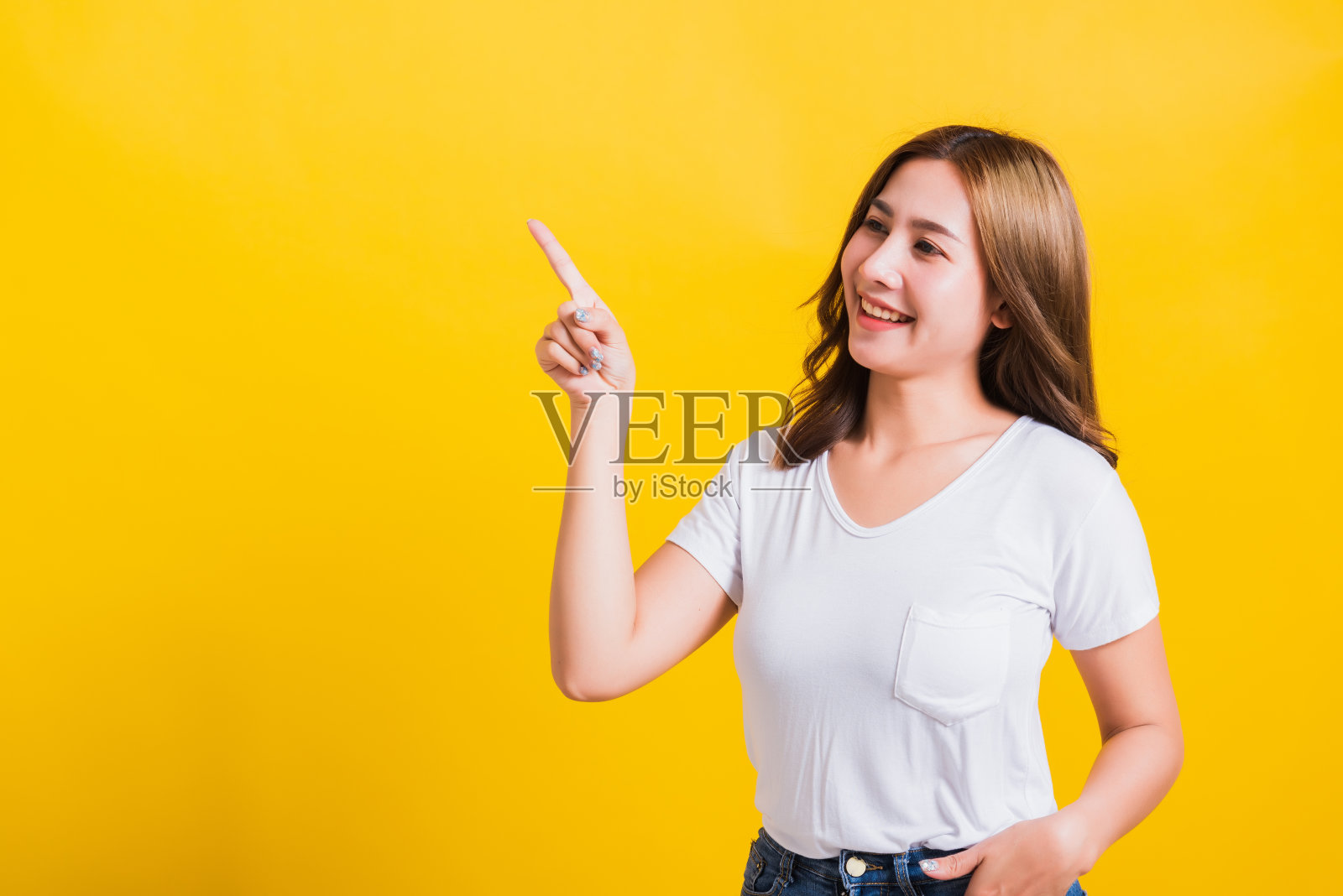 穿着t恤站着的少女用手指指着另一边照片摄影图片
