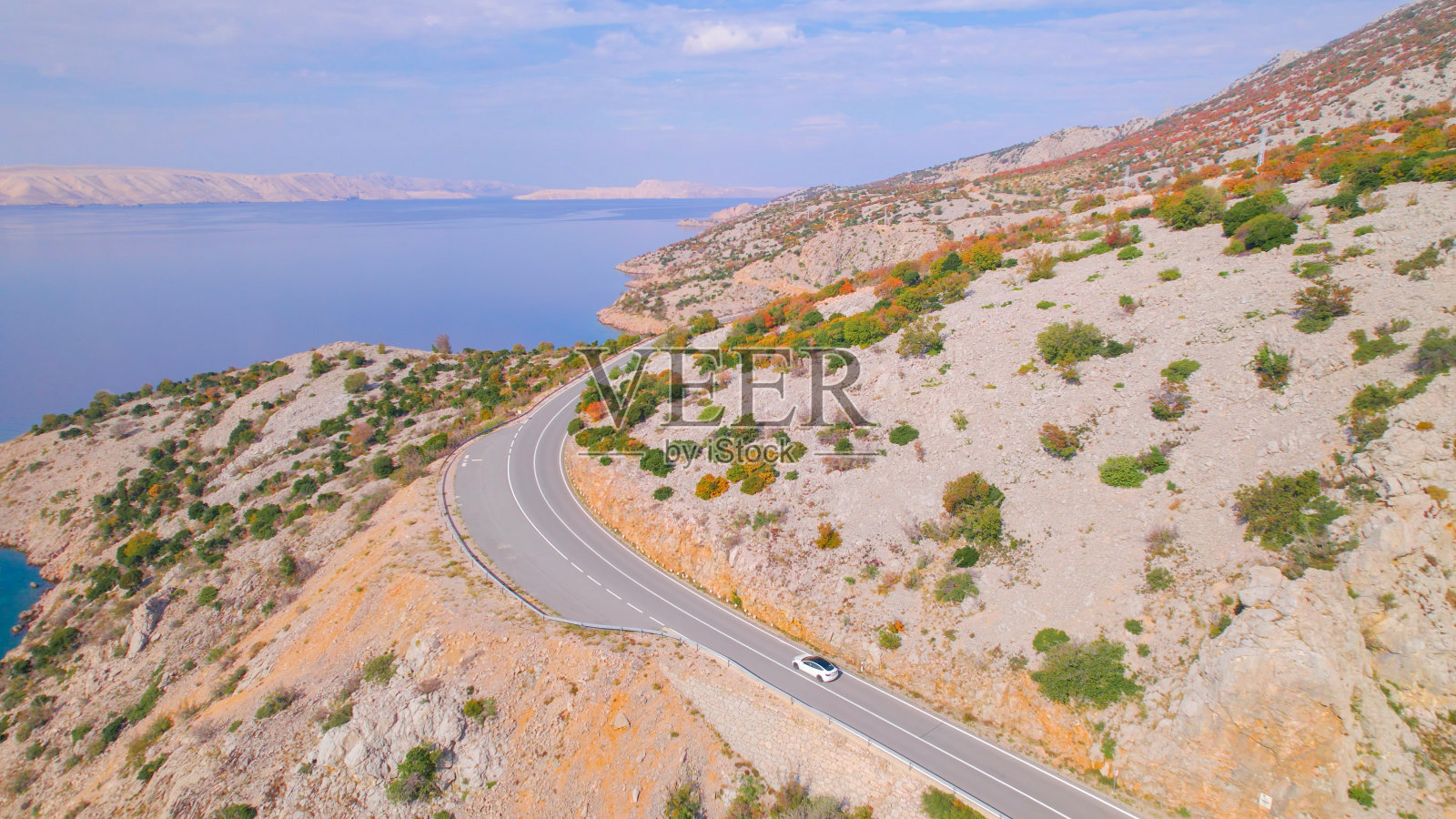 航拍:驾车环绕亚得里亚海公路的海岸秋景照片摄影图片