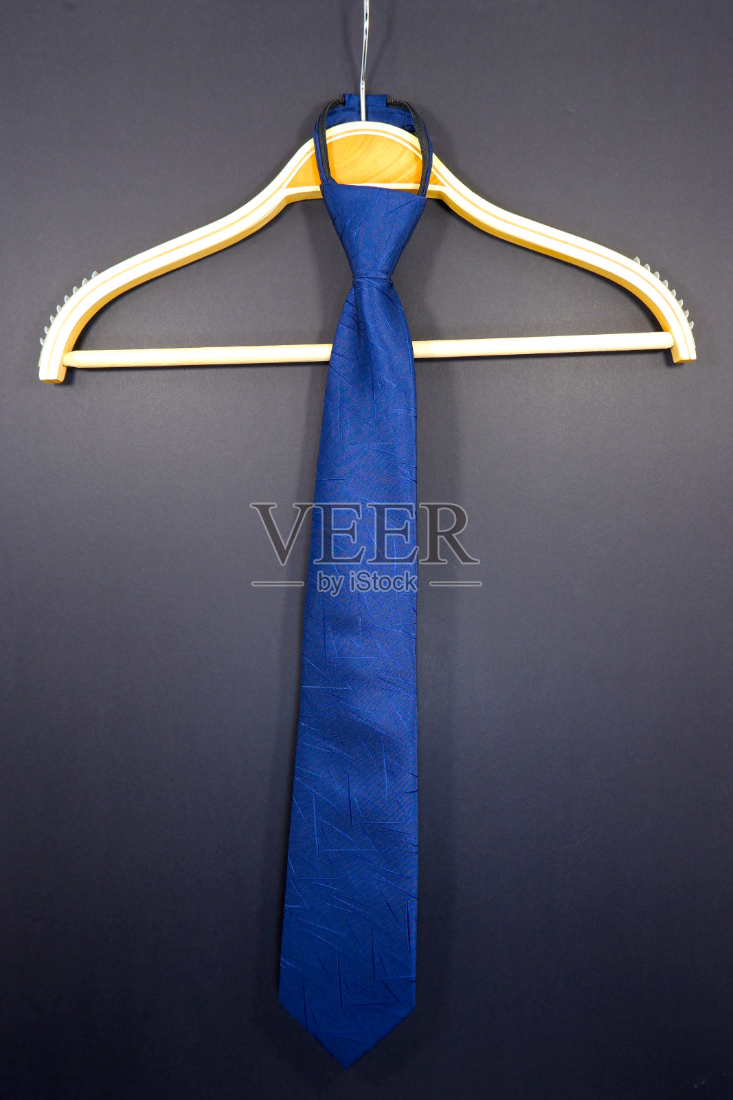 拉链领带特写，深色背景照片摄影图片