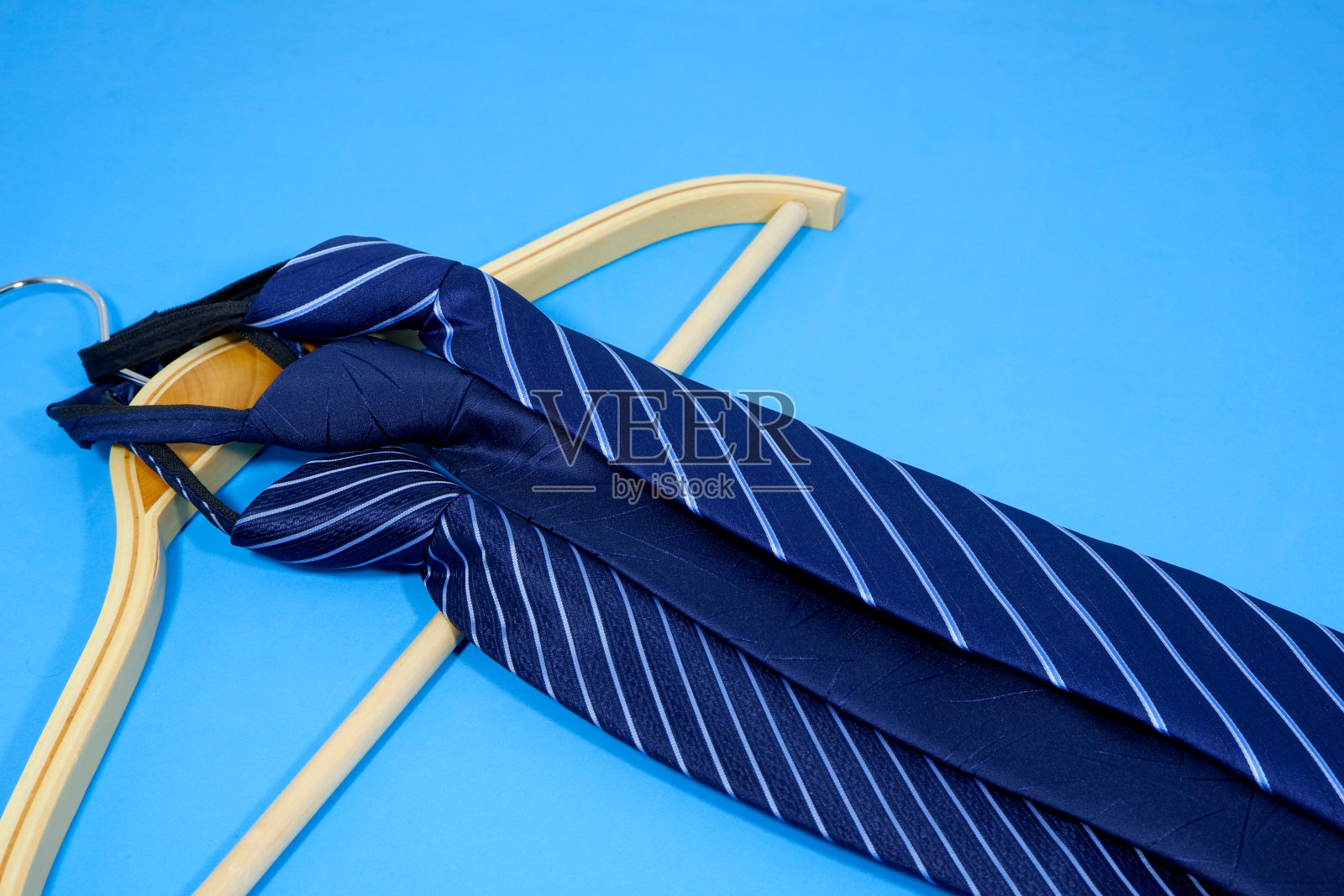 木衣架上的领带特写照片摄影图片