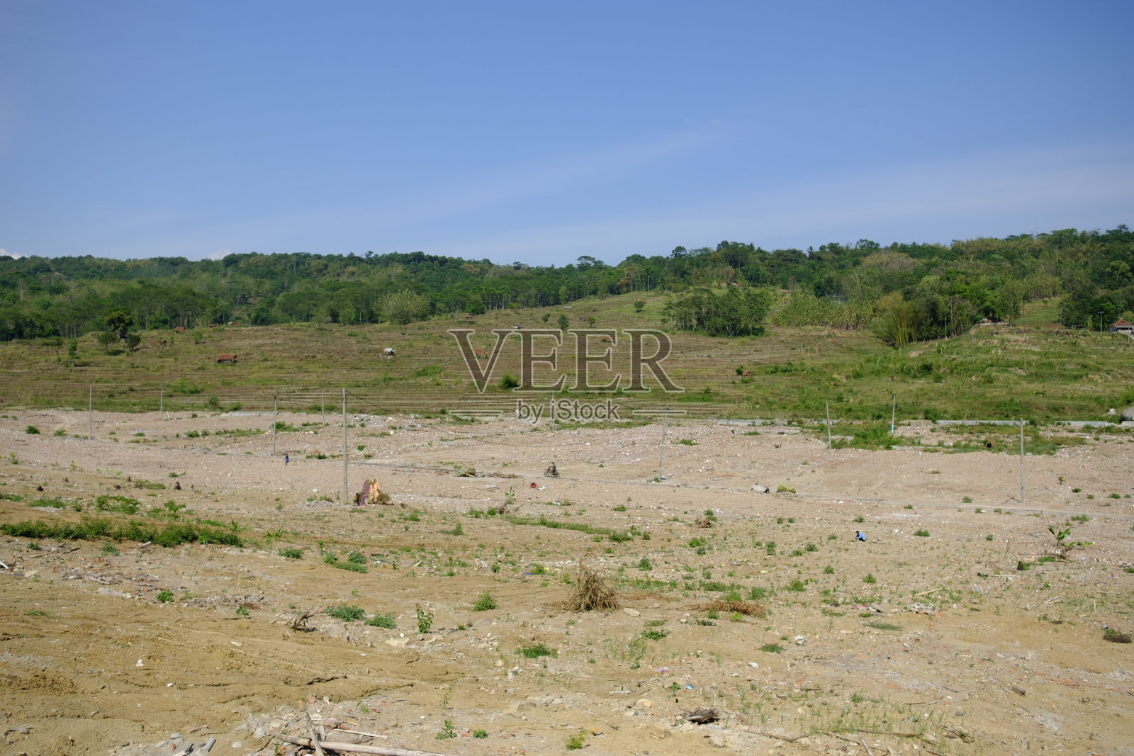 这幅画描绘的是一个非常安静的偏远村庄照片摄影图片