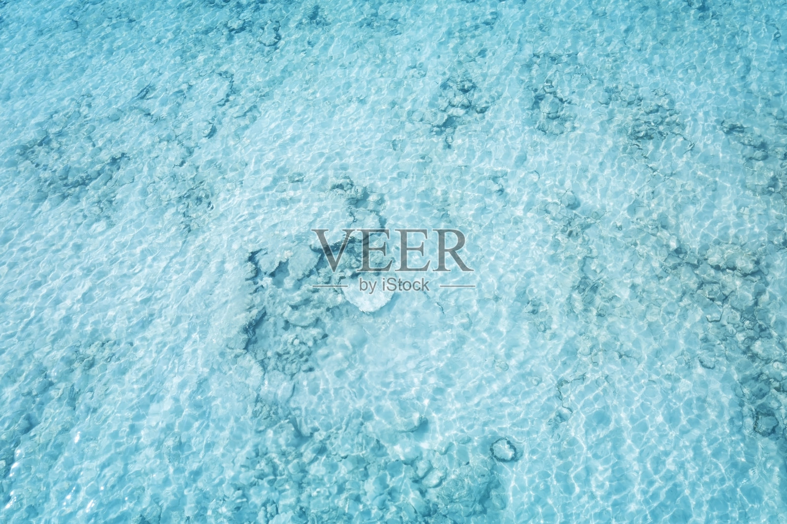 热带海滩水与清澈的海水在海滩的背景照片摄影图片