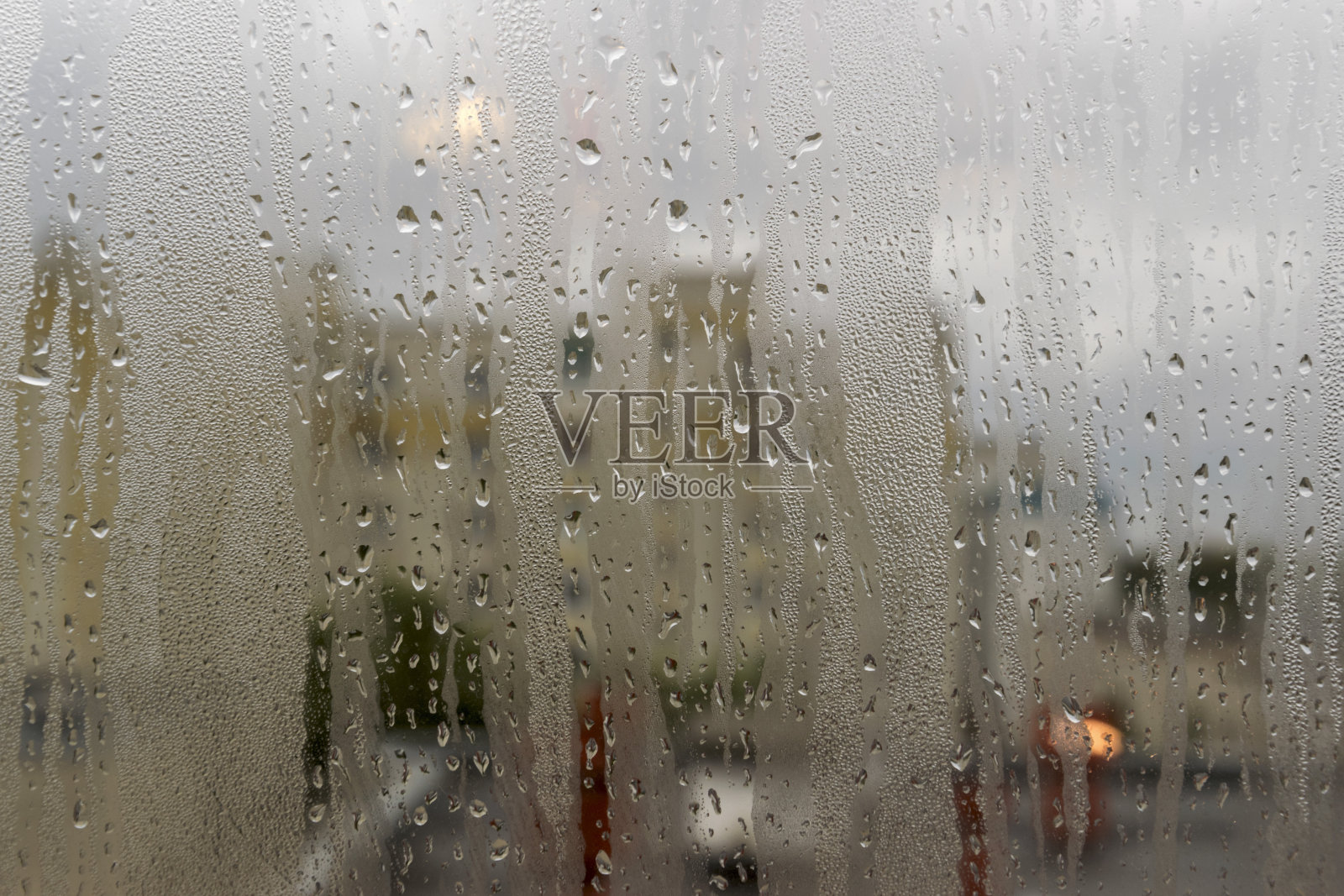 窗户玻璃上的雨滴照片摄影图片